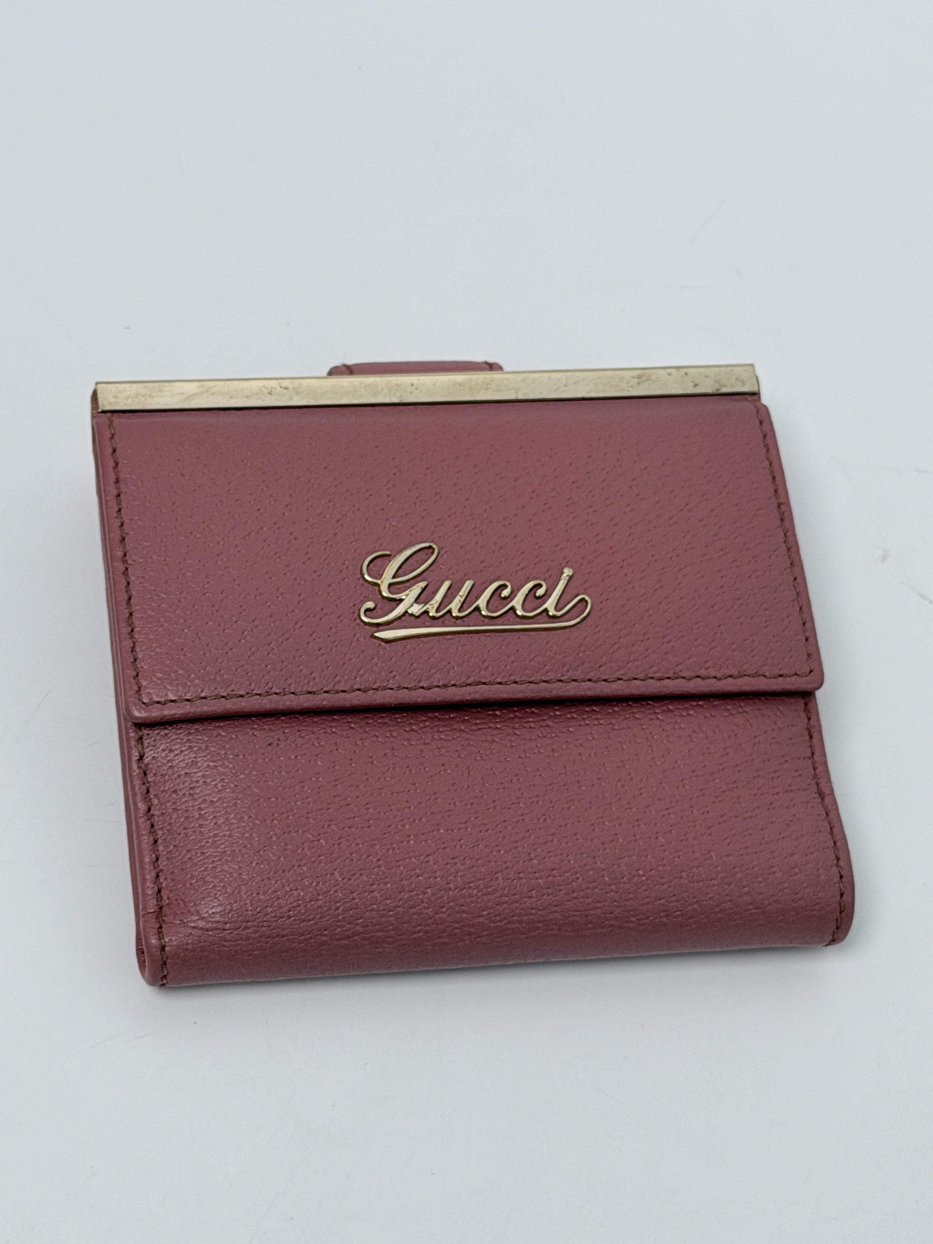 Script Logo Pink Grained Kiss Lock French Compact Wallet JD1100GG