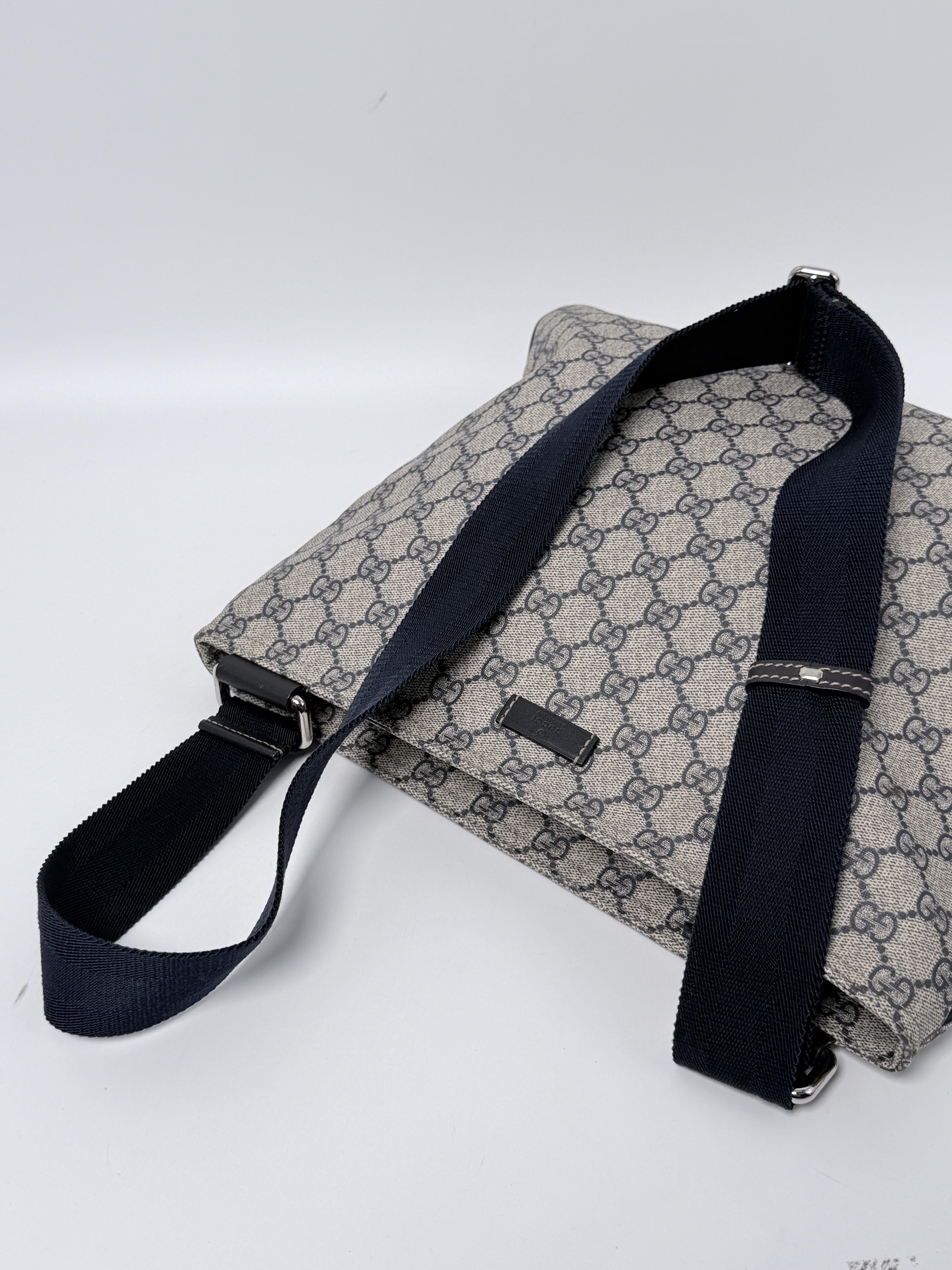 GG Supreme Flat Messenger Crossbody Bag Laptop Tablet JD239GG