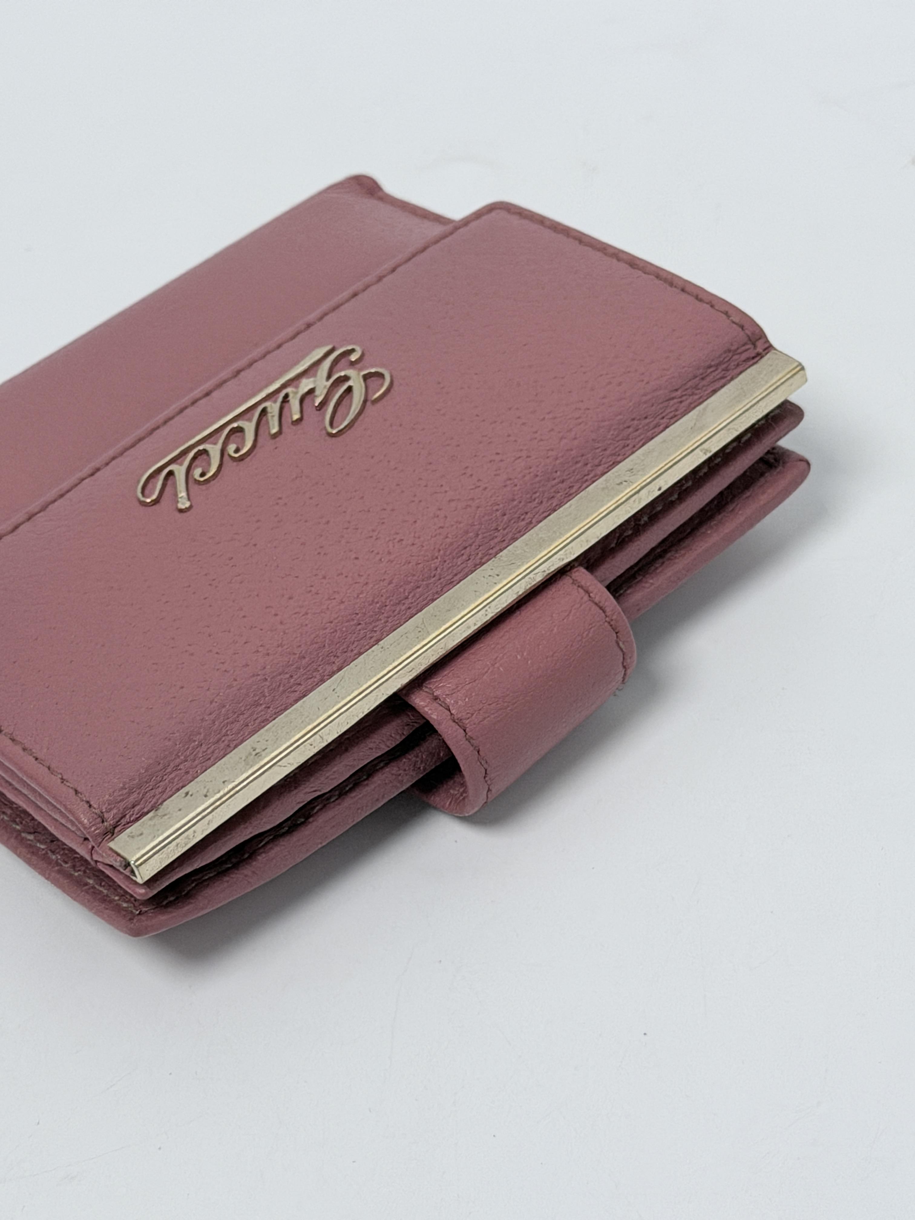 Script Logo Pink Grained Kiss Lock French Compact Wallet JD1100GG