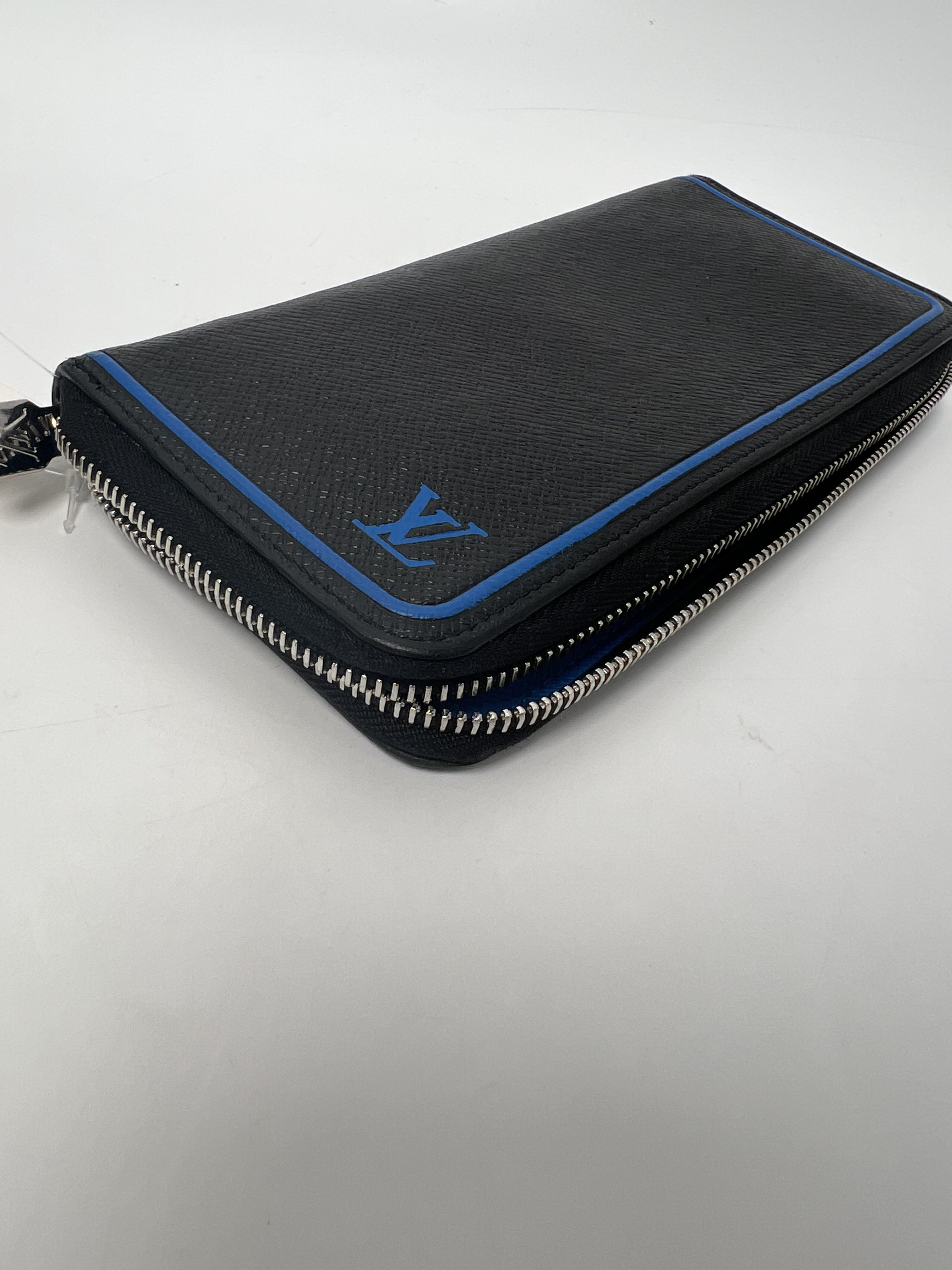Zippy Wallet Black Taiga Leather Blue Trim Long Zip Around Wallet Silver Hardware JP008LV