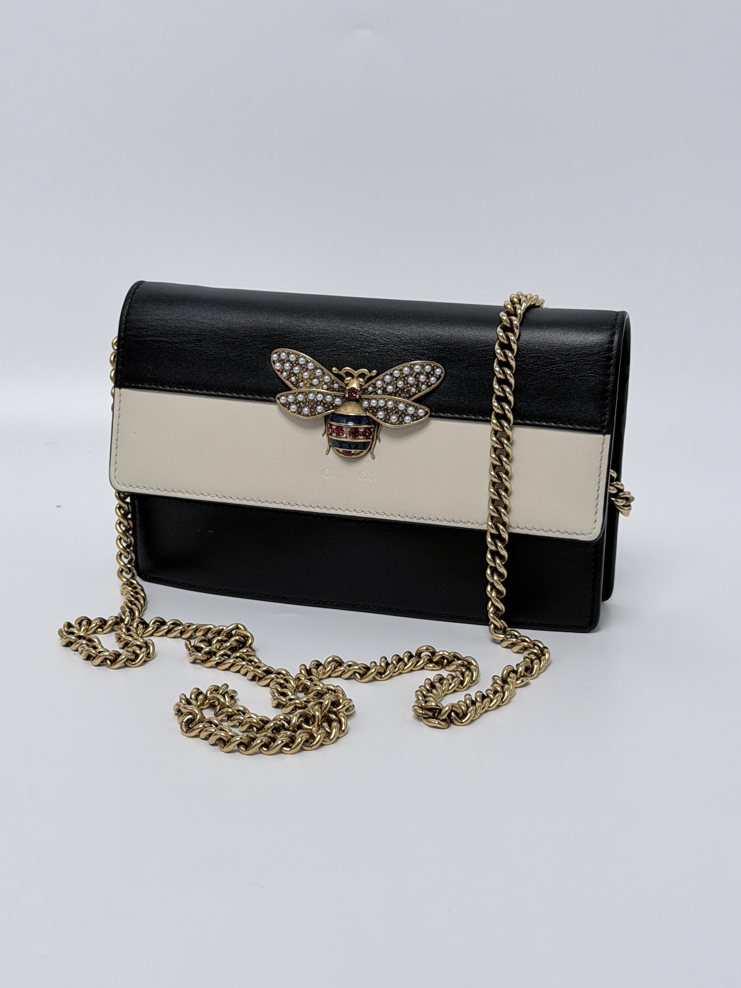 Pre-owned GUCCI leather Crossbody Bags Black and Ivory Bee Chain Wallet JD844GG