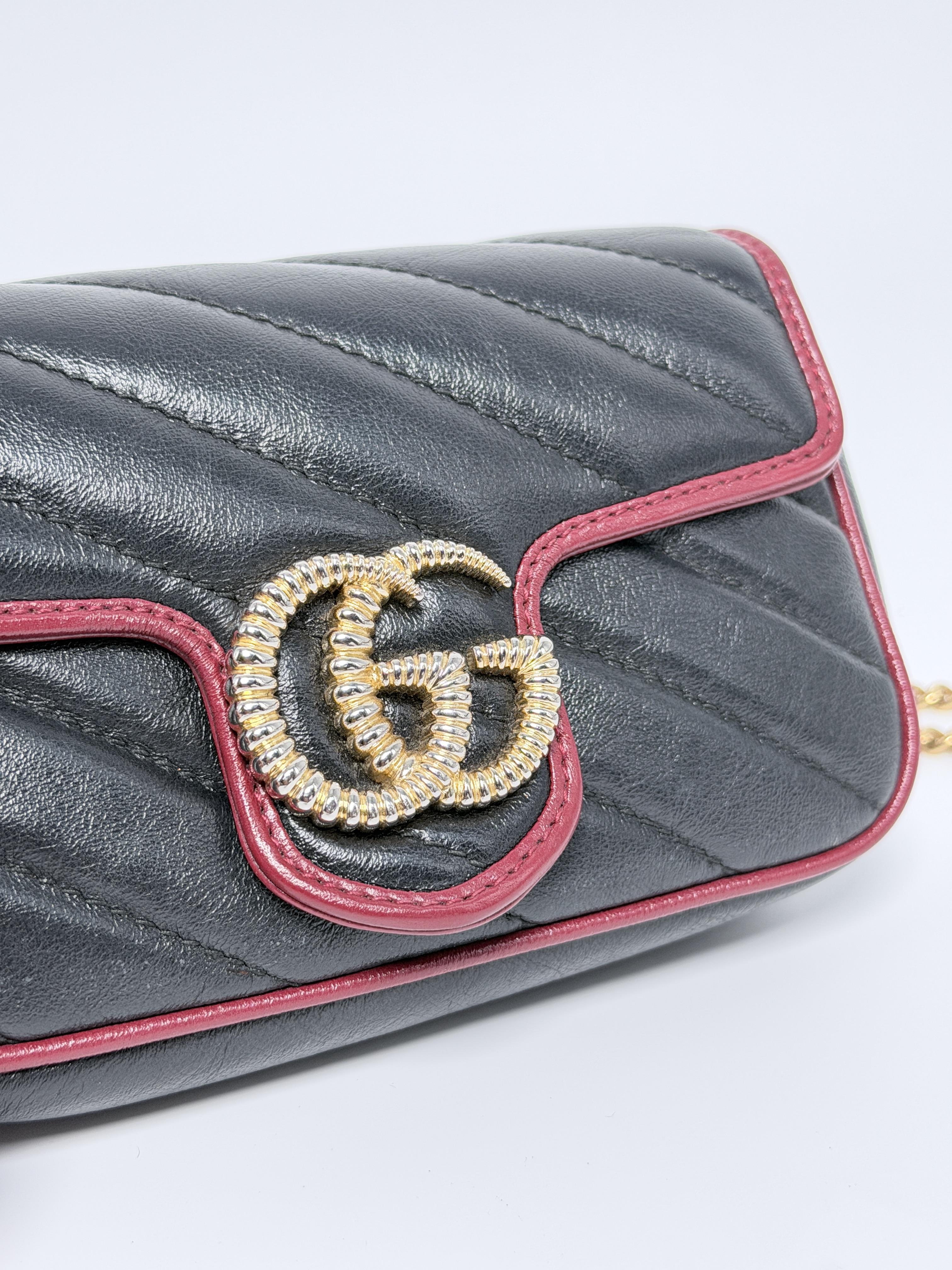 Pre-owned GUCCI GG Matelassé Chevron Leather Crossbody Bags Marmont Mini Matelassé Chain Bag – Black with Red Trim JD097GG