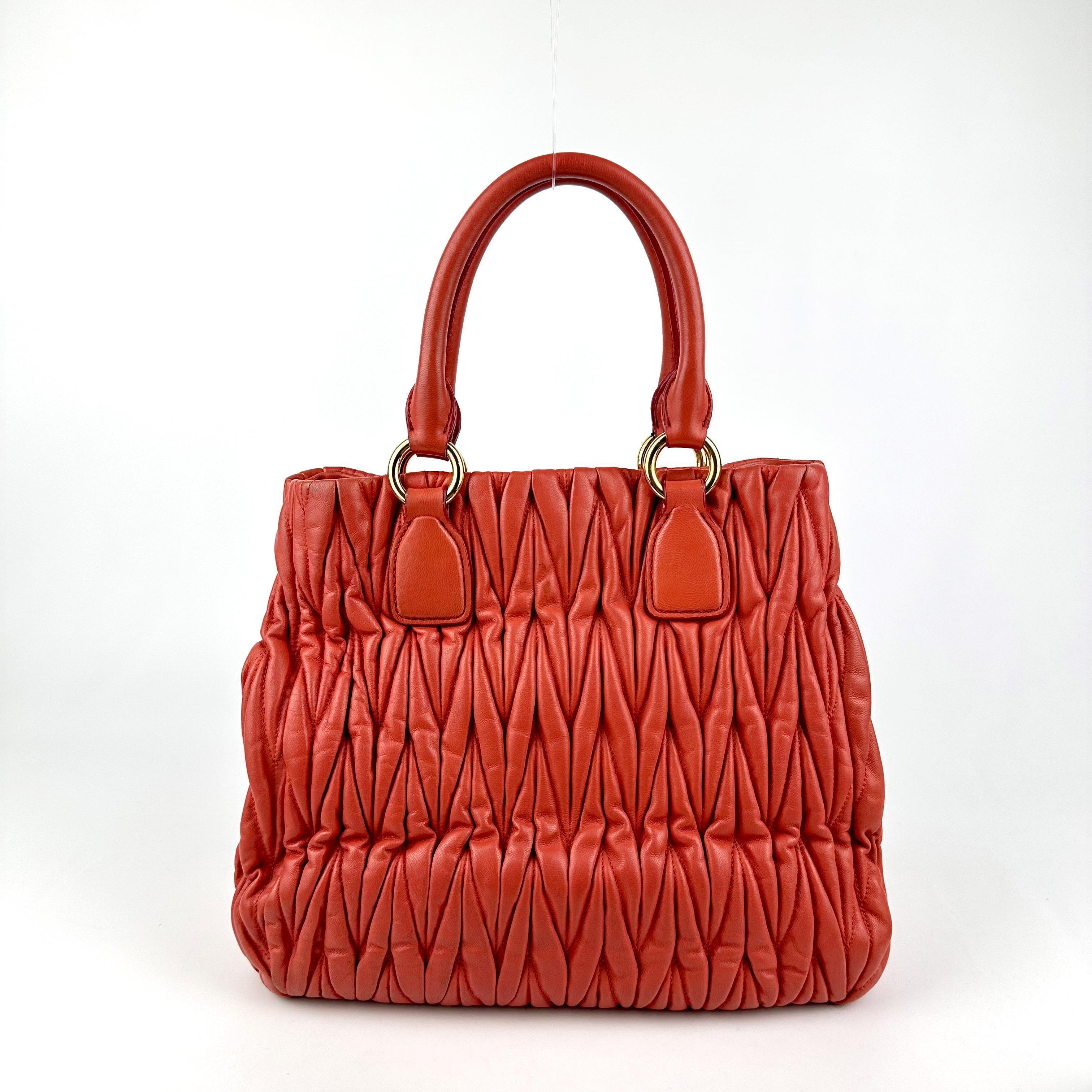 Pre-owned miumiu Leather Handbag Miu Miu Coral Quilted Sku:SH037
