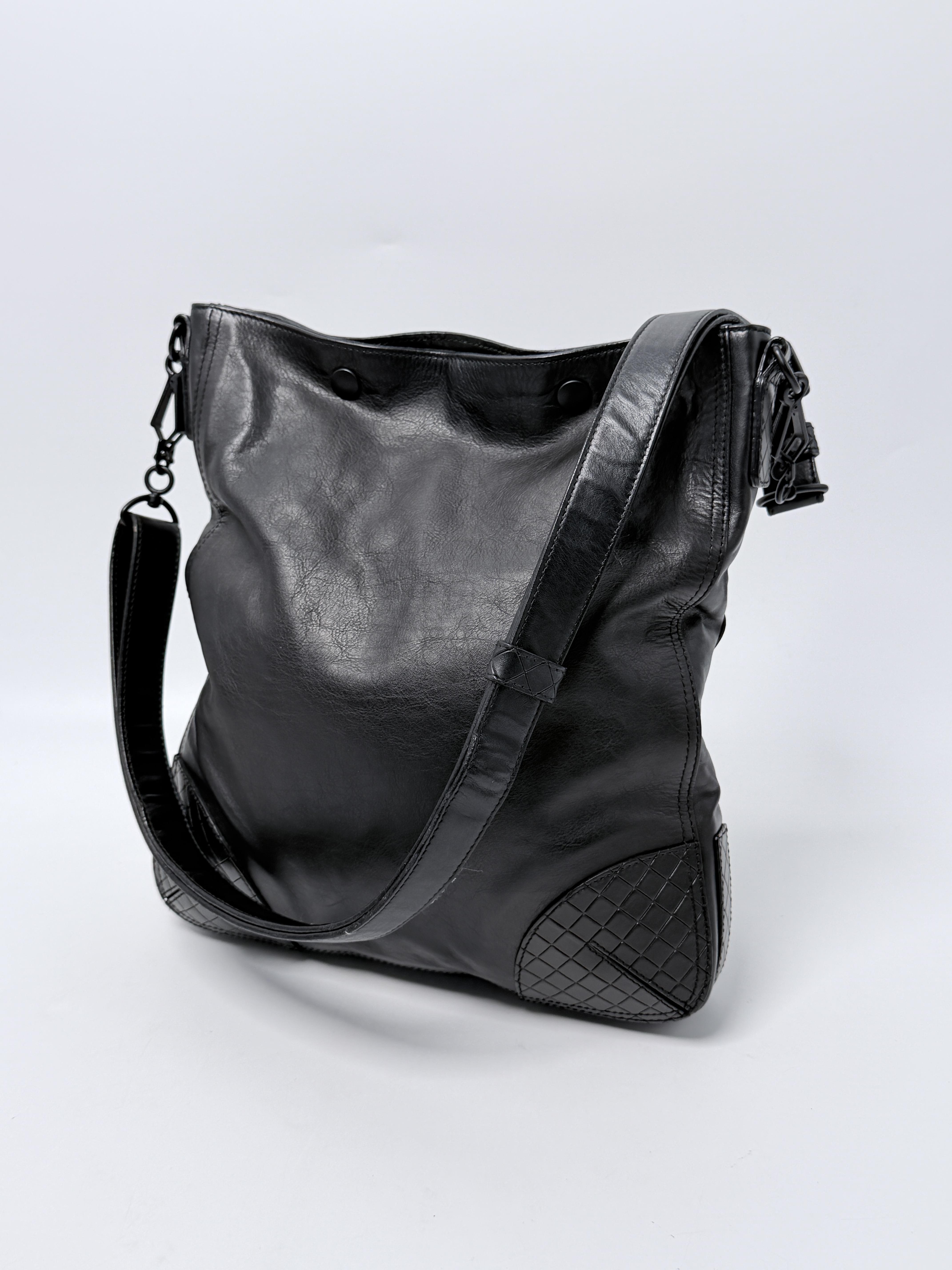Black Intrecciato Corner Crossbody Shoulder Bag JP008BV