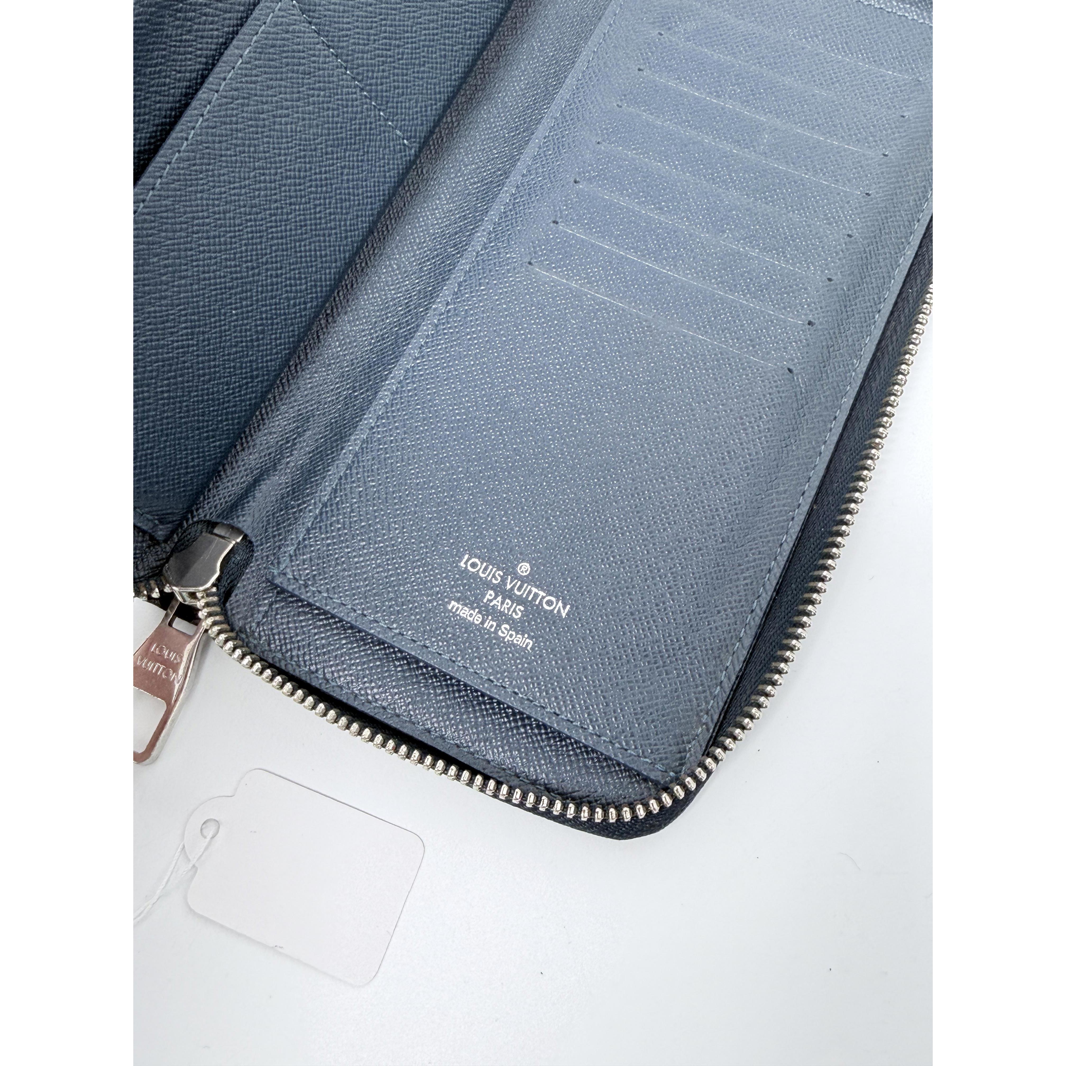 Pre-owned Louis Vuitton Leather Clutches & Wristlets Navy Blue Taiga Zippy Long Wallet Vertical JE97LV