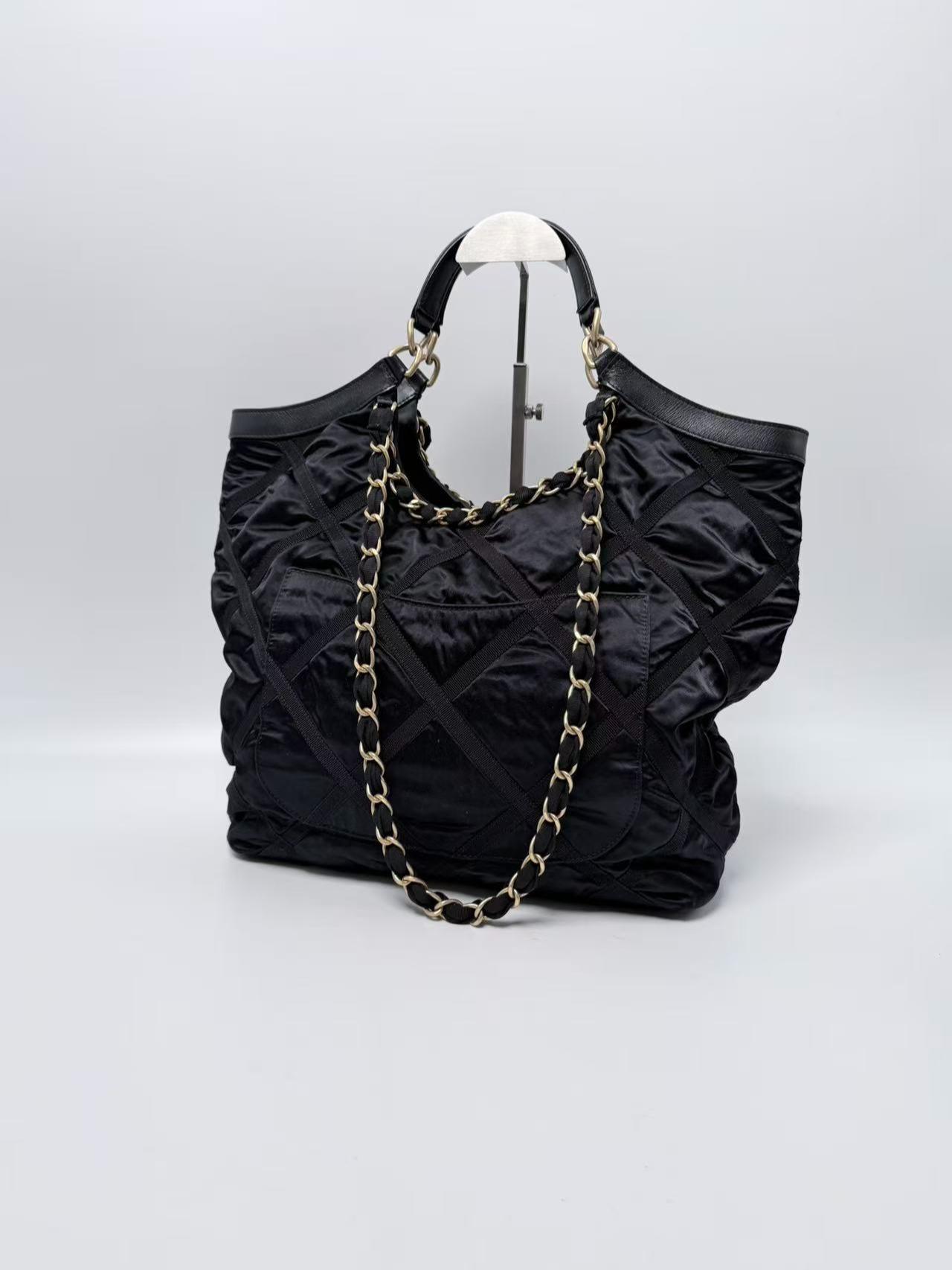 Nylon Grosgrain Quilted Maxi Lifestyle Shopping Tote Black ZS070CC