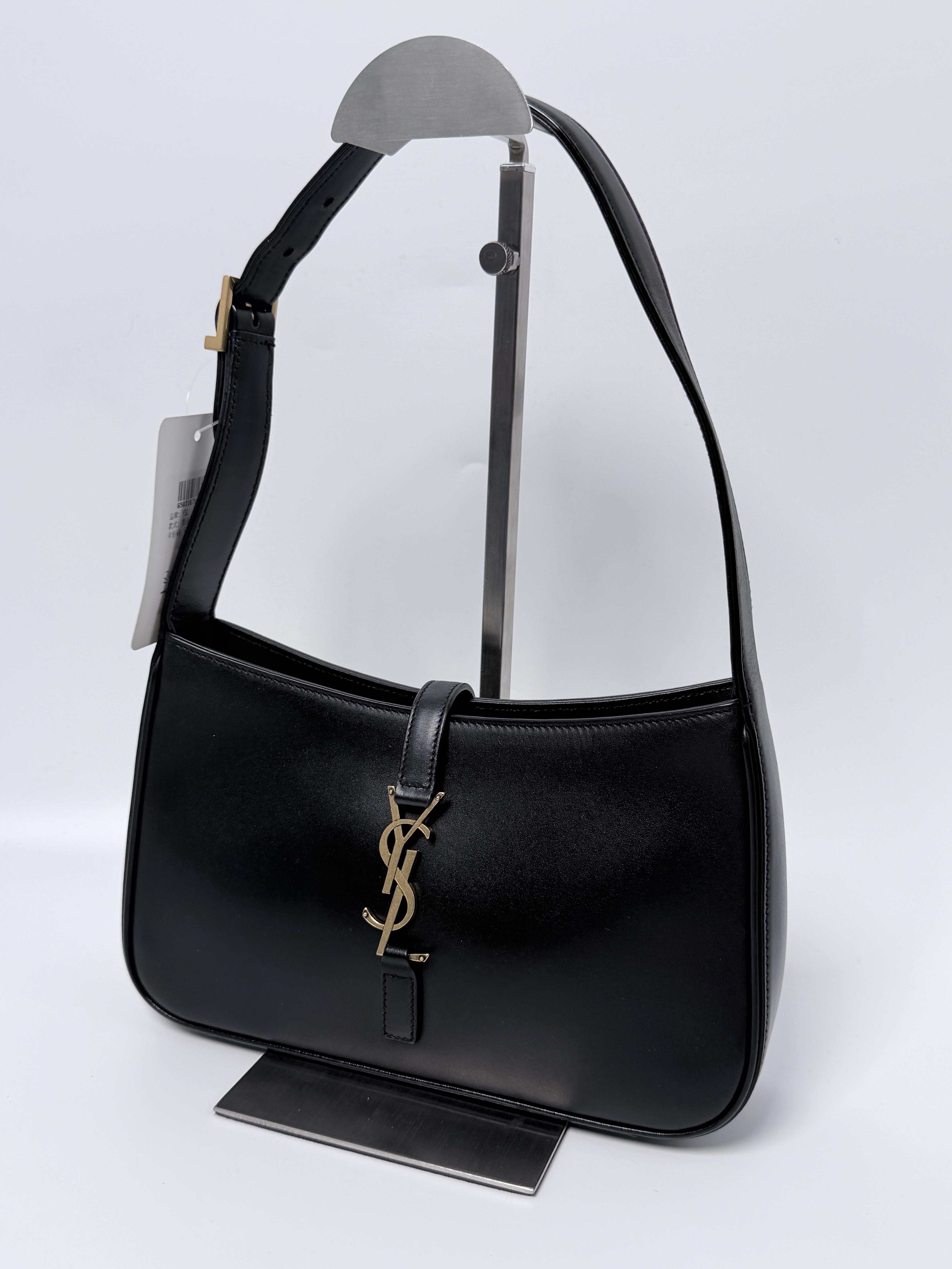 Pre-owned Yves Saint Laurent leather Shoulder Bags Saint Laurent Le 5 à 7 Smooth Hobo Bag Black Gold Hardware ZS007YS