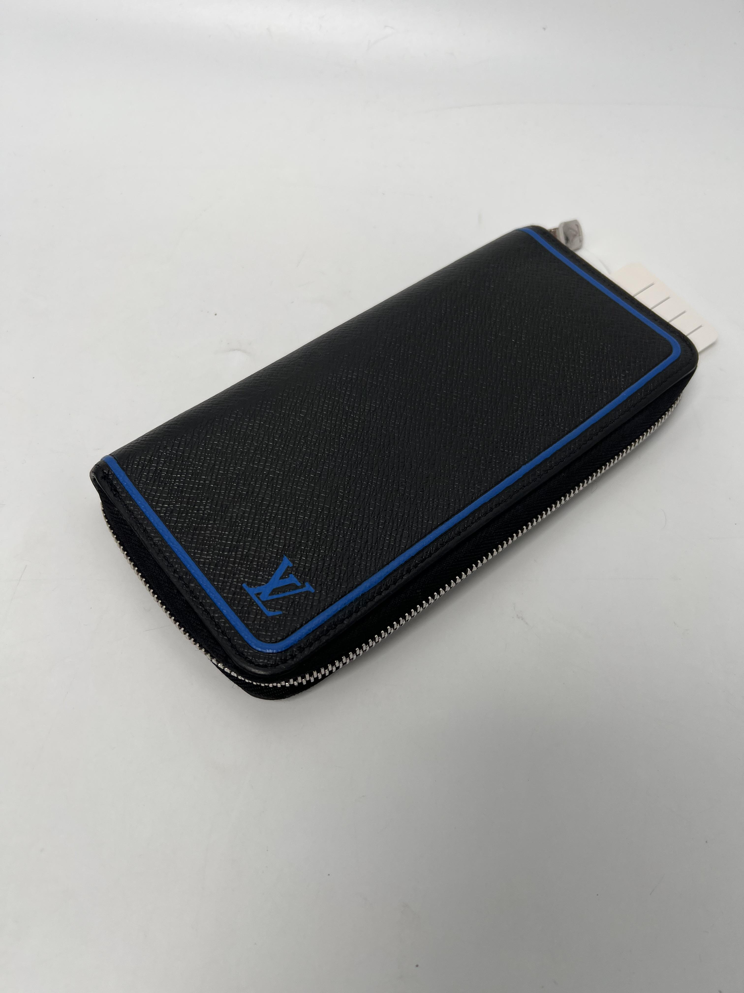 Zippy Wallet Black Taiga Leather Blue Trim Long Zip Around Wallet Silver Hardware JP008LV