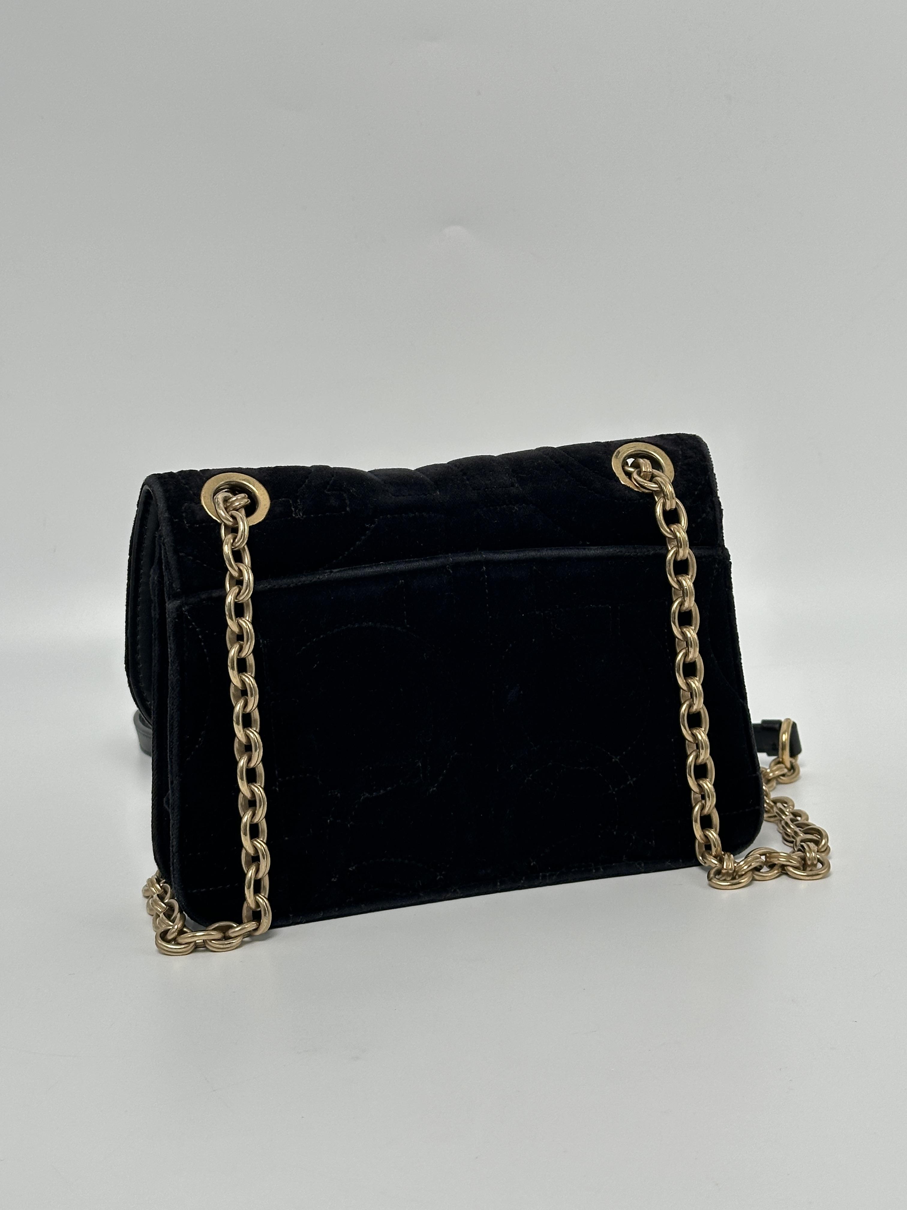 Pre-owned SALVATORE FERRAGAMO Embossed velvet textile with smooth black trim Shoulder Bags Black Velvet Gancini Chain Shoulder Bag JD129FG