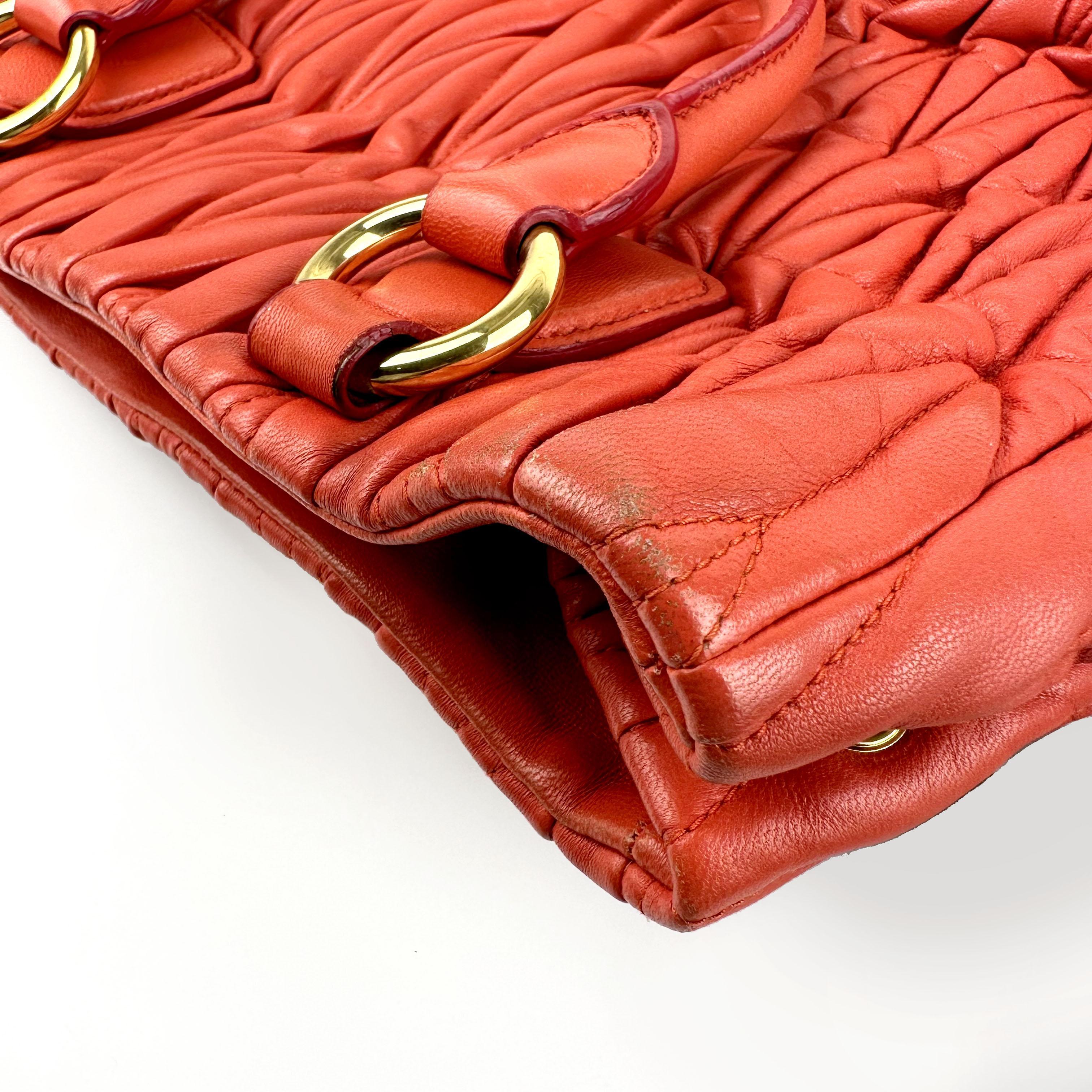 Pre-owned miumiu Leather Handbag Miu Miu Coral Quilted Sku:SH037