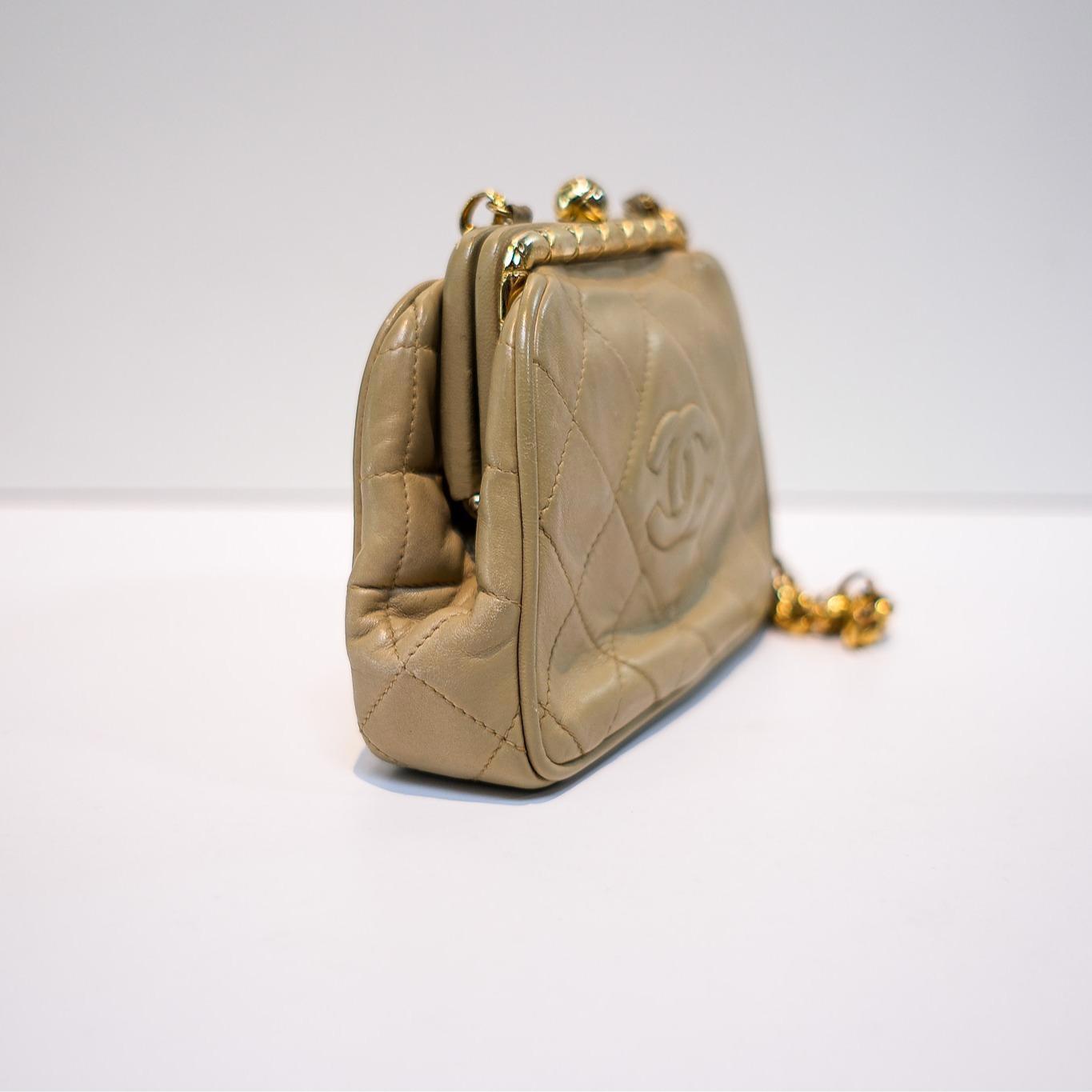 Pre-owned CHANEL Lambskin Leather Crossbody Bags Vintage Beige Quilted Leather Chain Shoulder Bag CC16BK