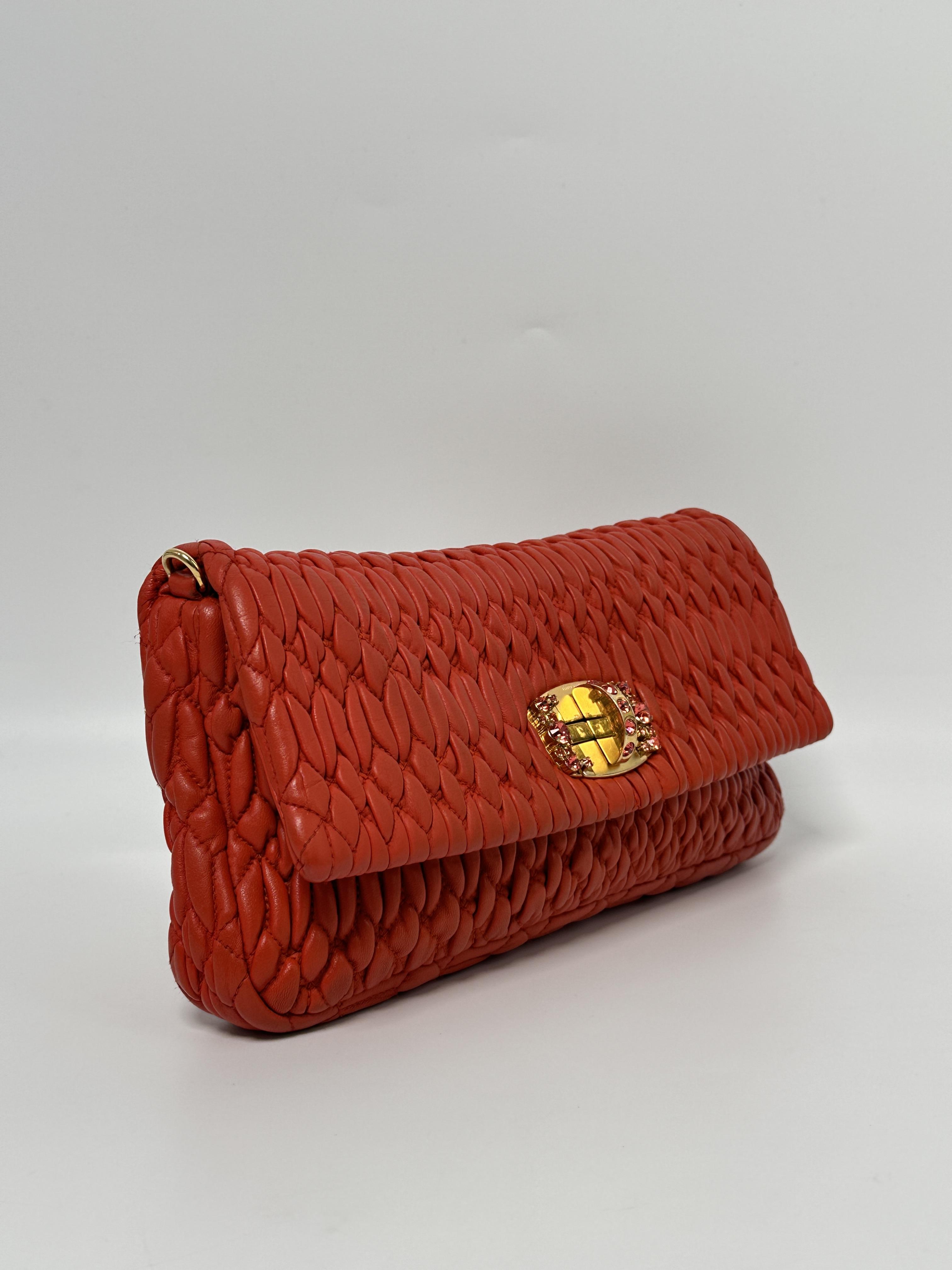 Pre-owned miu miu Leather Crossbody Bags Cloquet Matelassé Chain Clutch Shoulder Crossbody Bag Red ZS003MM