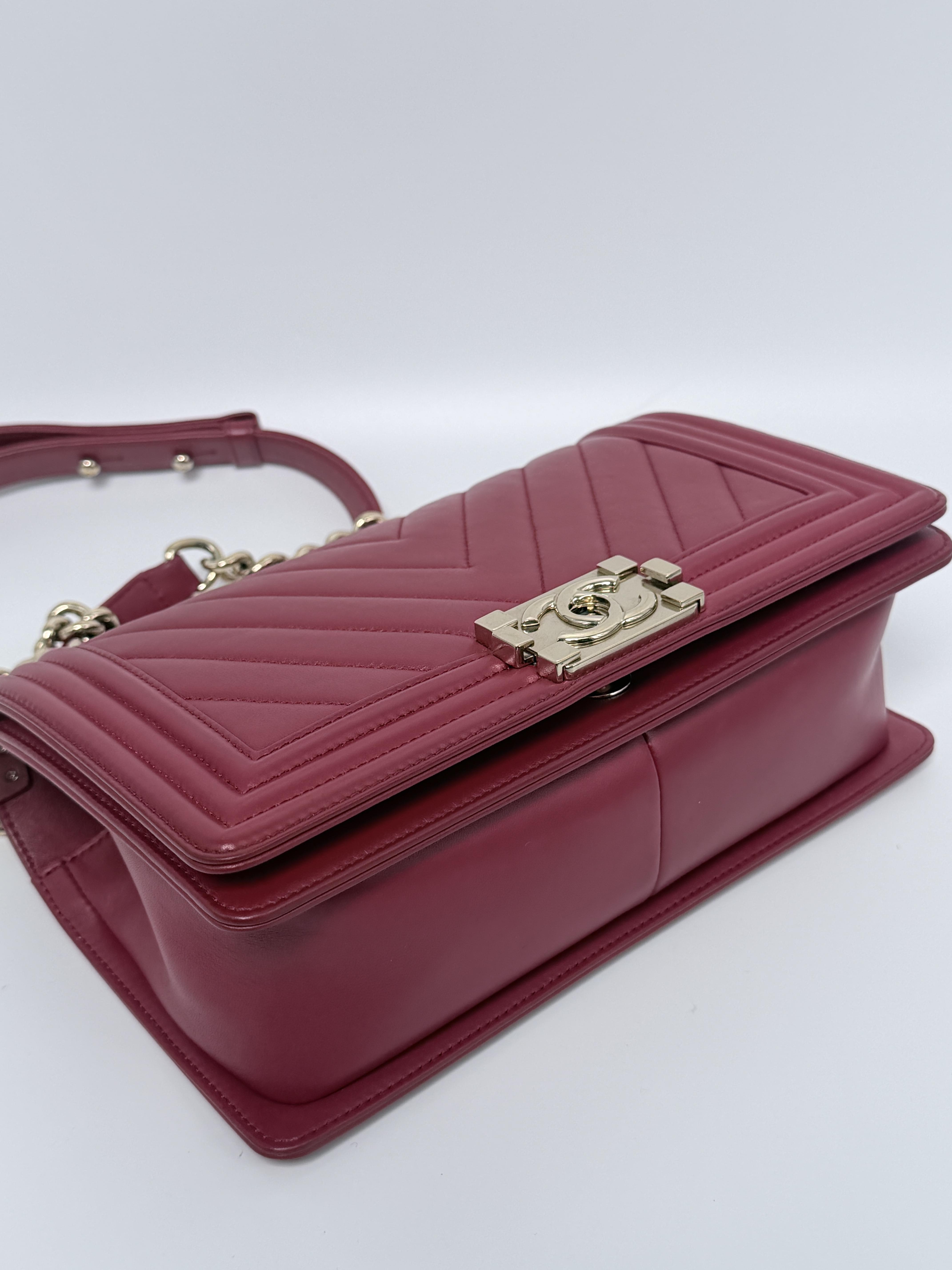 Pre-owned CHANEL leather Shoulder Bags Burgundy Lambskin Chevron Medium Boy Shoulder Bag P021CC