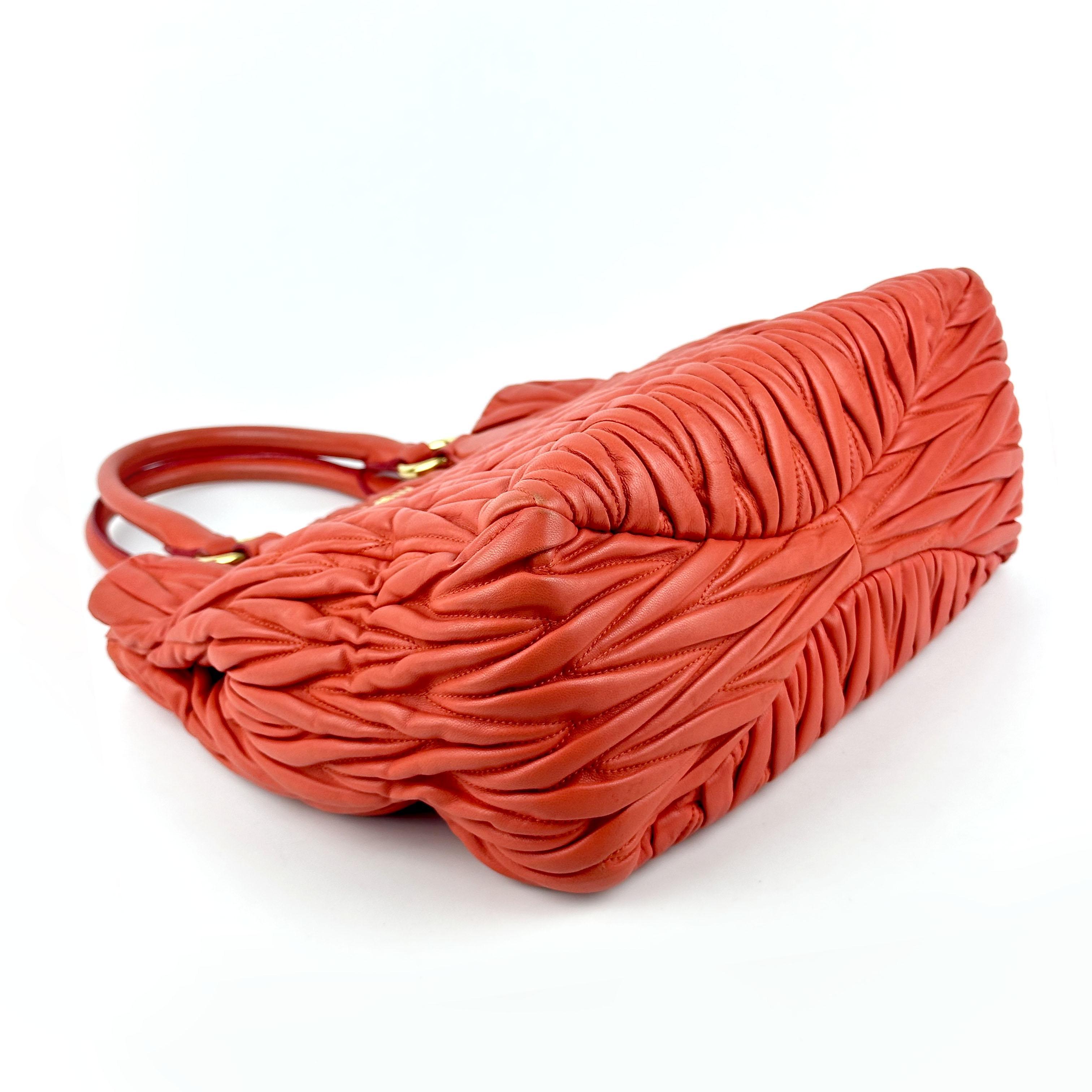 Pre-owned miumiu Leather Handbag Miu Miu Coral Quilted Sku:SH037