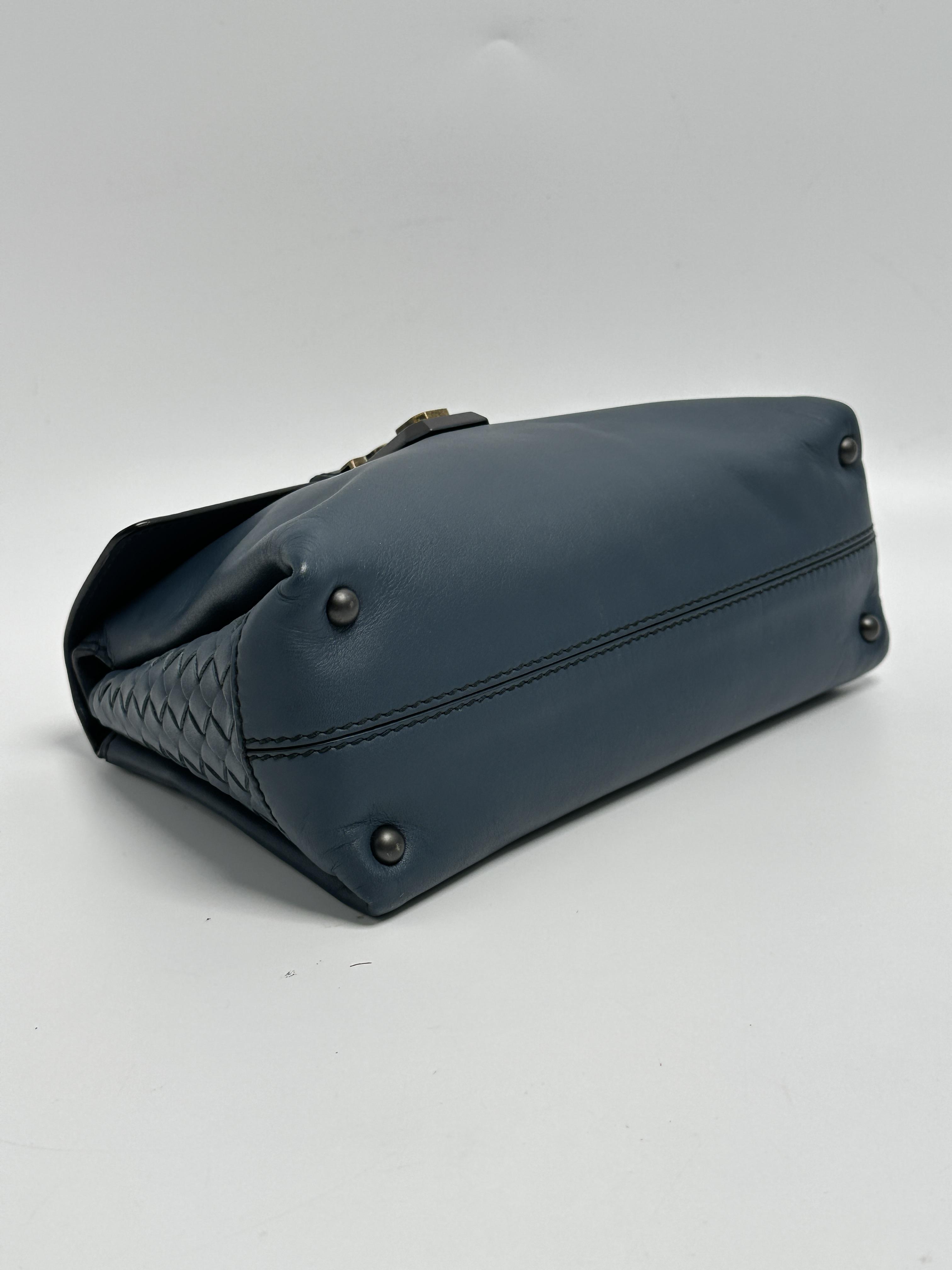Pre-owned BOTTEGA VENETA leather Crossbody bags Piazza Top Handle Crossbody Bag Blue Intrecciato ZS150BV
