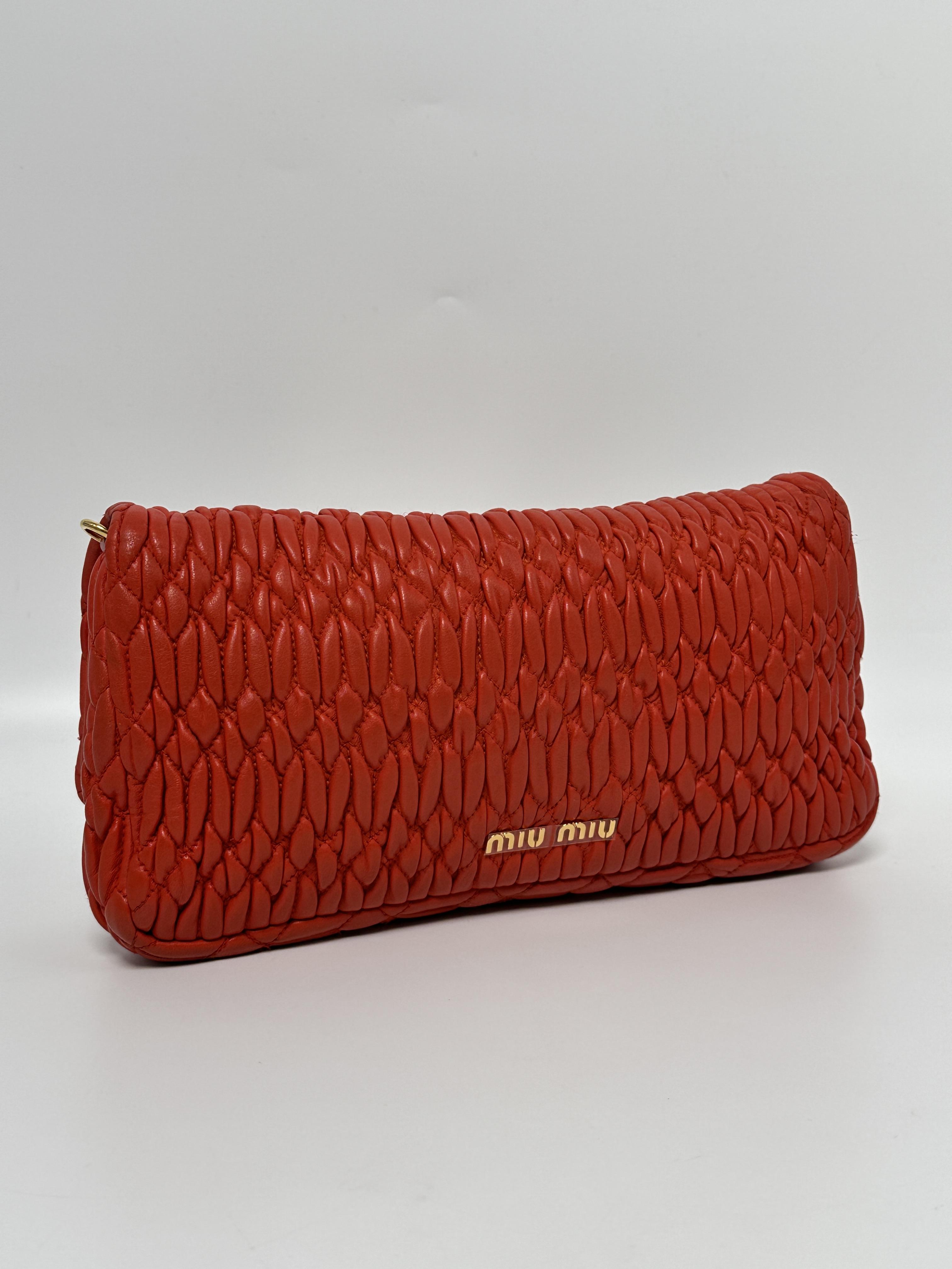 Pre-owned miu miu Leather Crossbody Bags Cloquet Matelassé Chain Clutch Shoulder Crossbody Bag Red ZS003MM