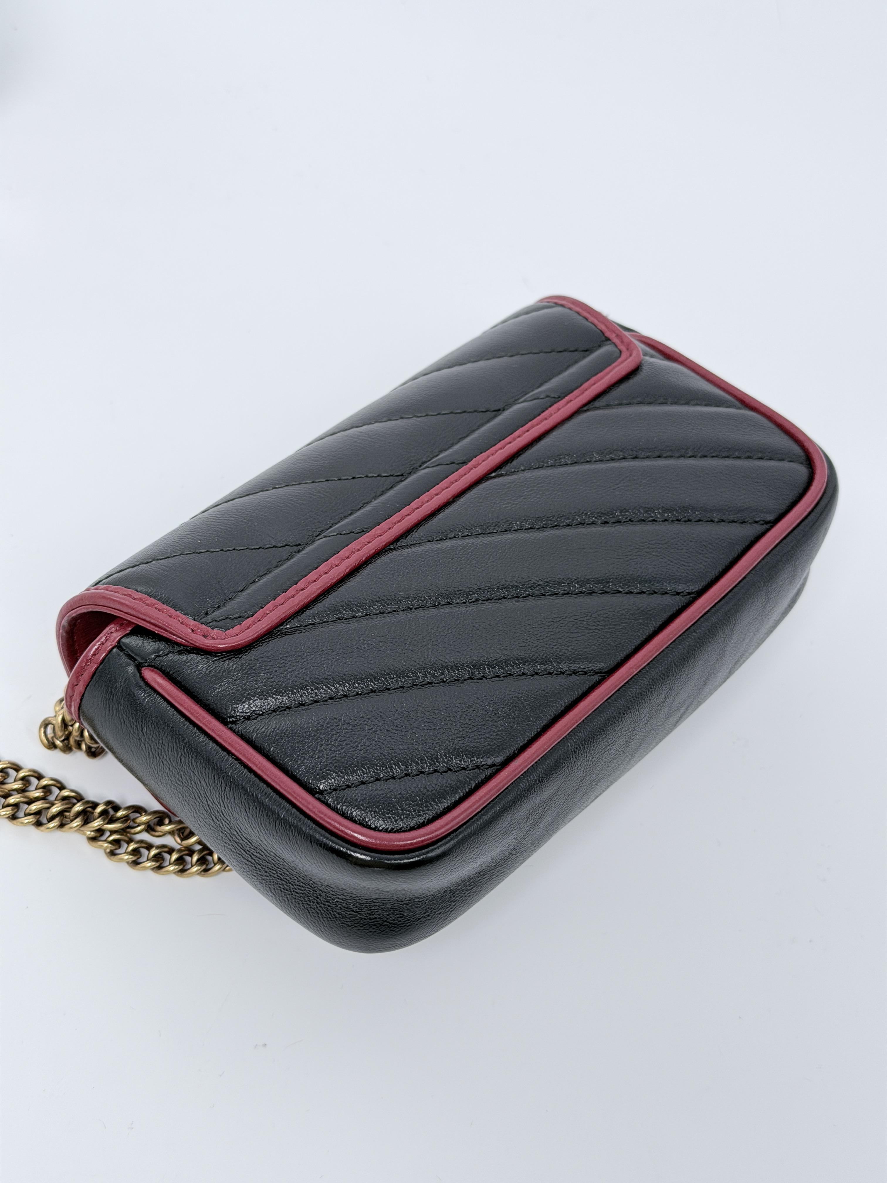 Pre-owned GUCCI GG Leather Crossbody Bags Gucci Black Matelassé Chevron GG Marmont Super Mini Crossbody Bag Red Trim JD241GG