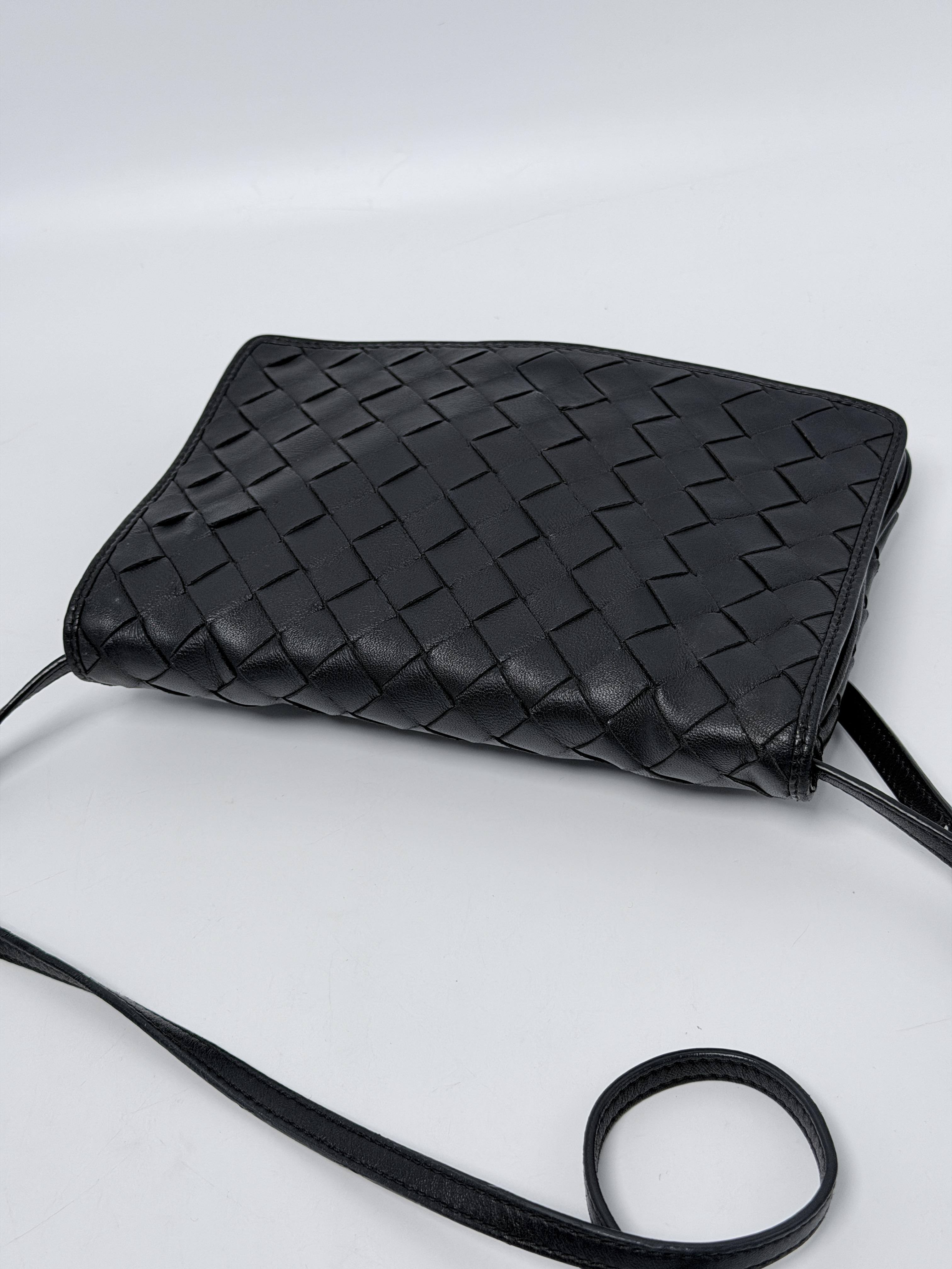 Pre-owned BOTTEGA VENETA Leather Clutches and wristlets Intrecciato Flap Crossbody Bag Black Woven Clutch XU002BV