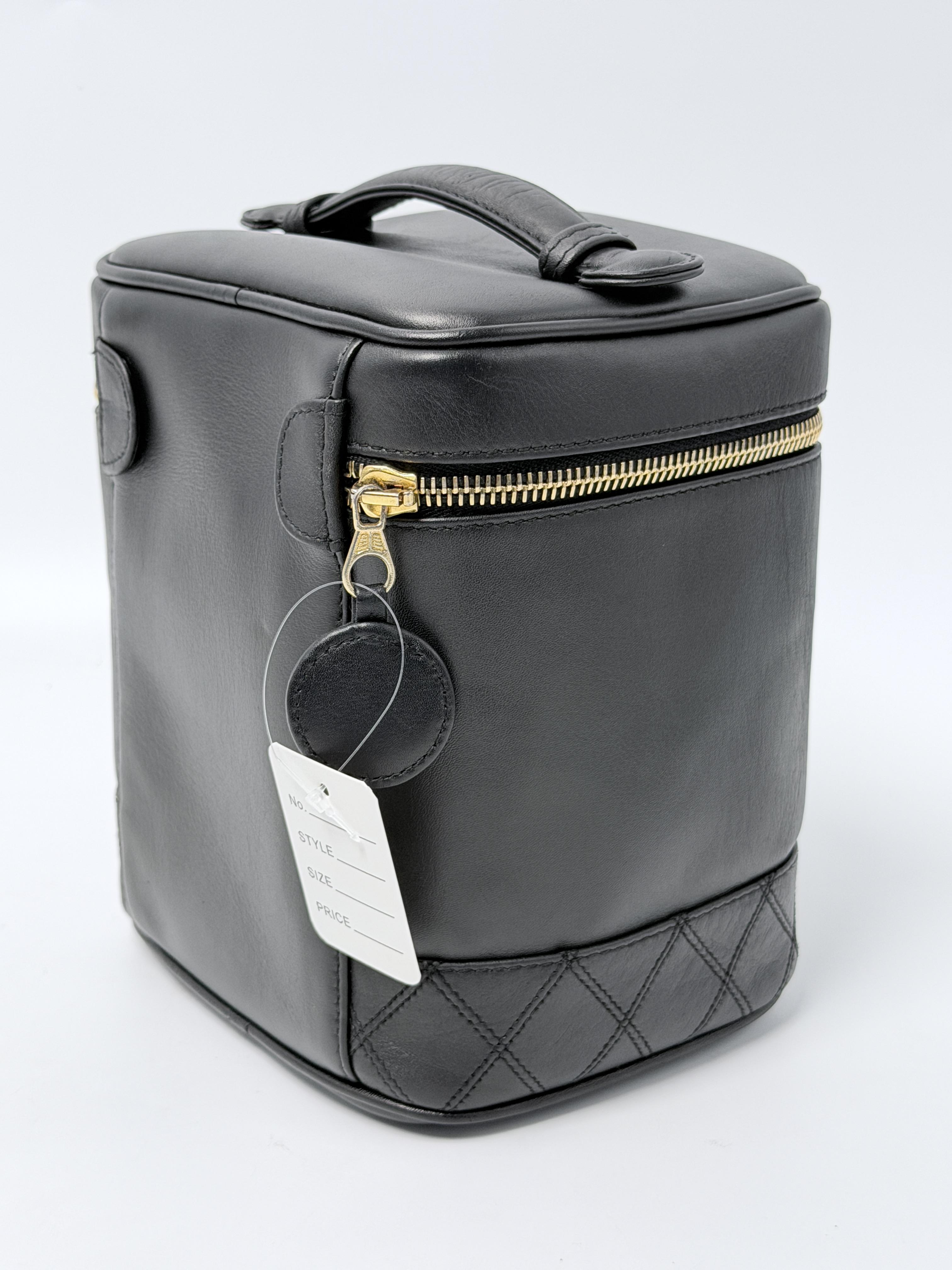 Vintage Vertical Black Lambskin Gold Zip Top Handle JP005CC