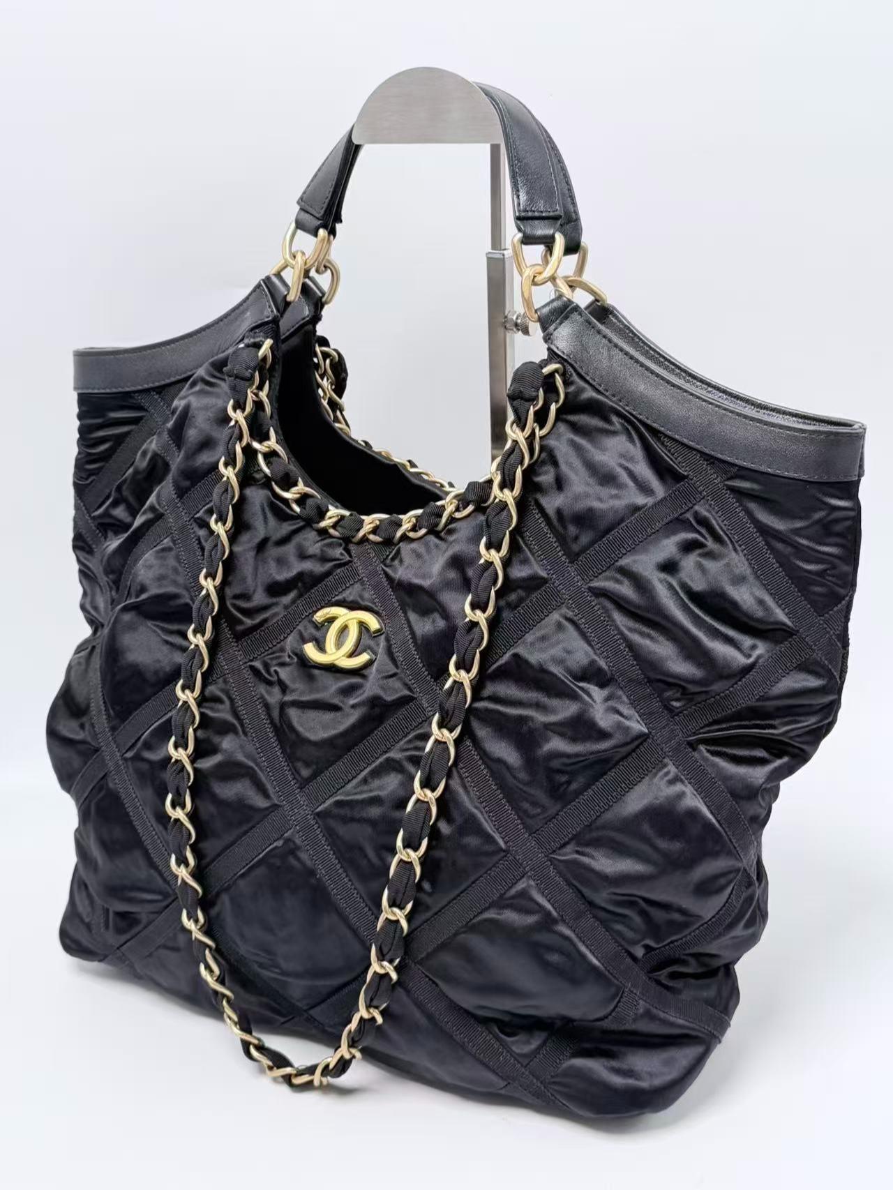 Nylon Grosgrain Quilted Maxi Lifestyle Shopping Tote Black ZS070CC