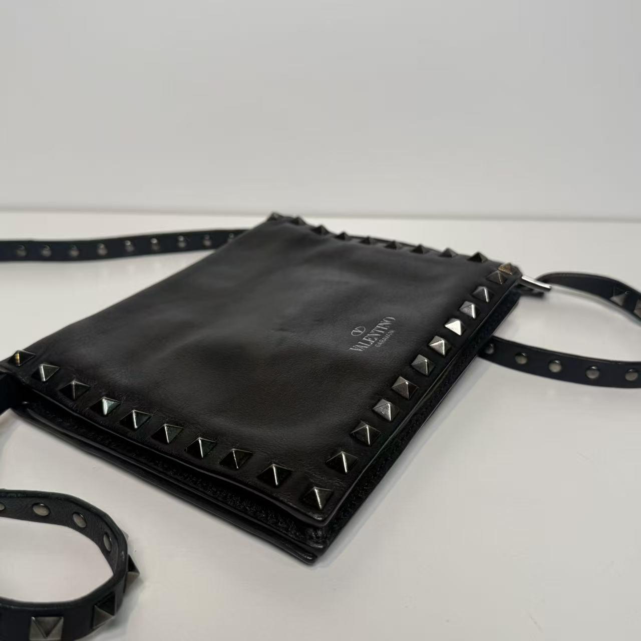 Pre-owned Valentino Leather Crossbody Bags Valentino authentic Garavani Rockstud Crossbody Bag VL2 TK