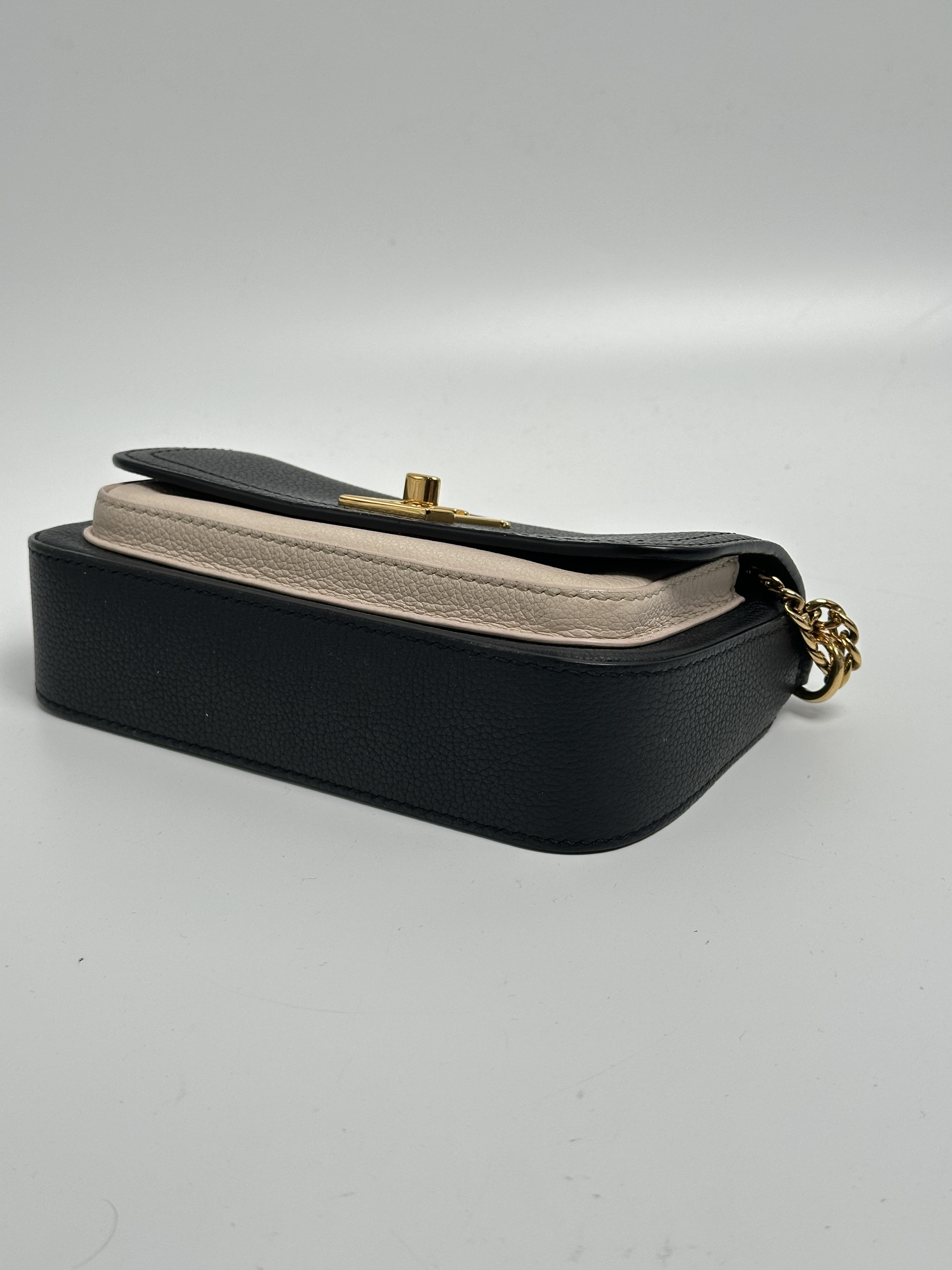 Lockme Tender Pochette Black/Cream Crossbody Bag ZS039LV
