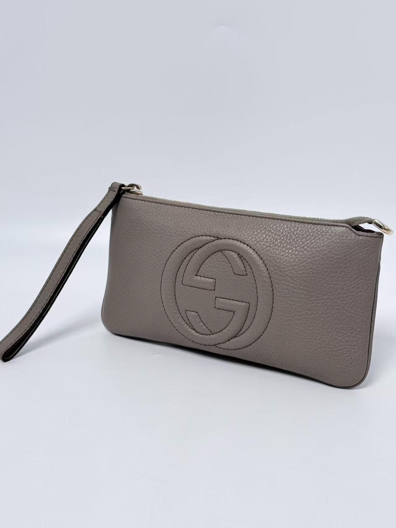 Soho Grey Taupe Pebbled Interlocking GG Logo Wristlet Pouch Clutch JD998GG