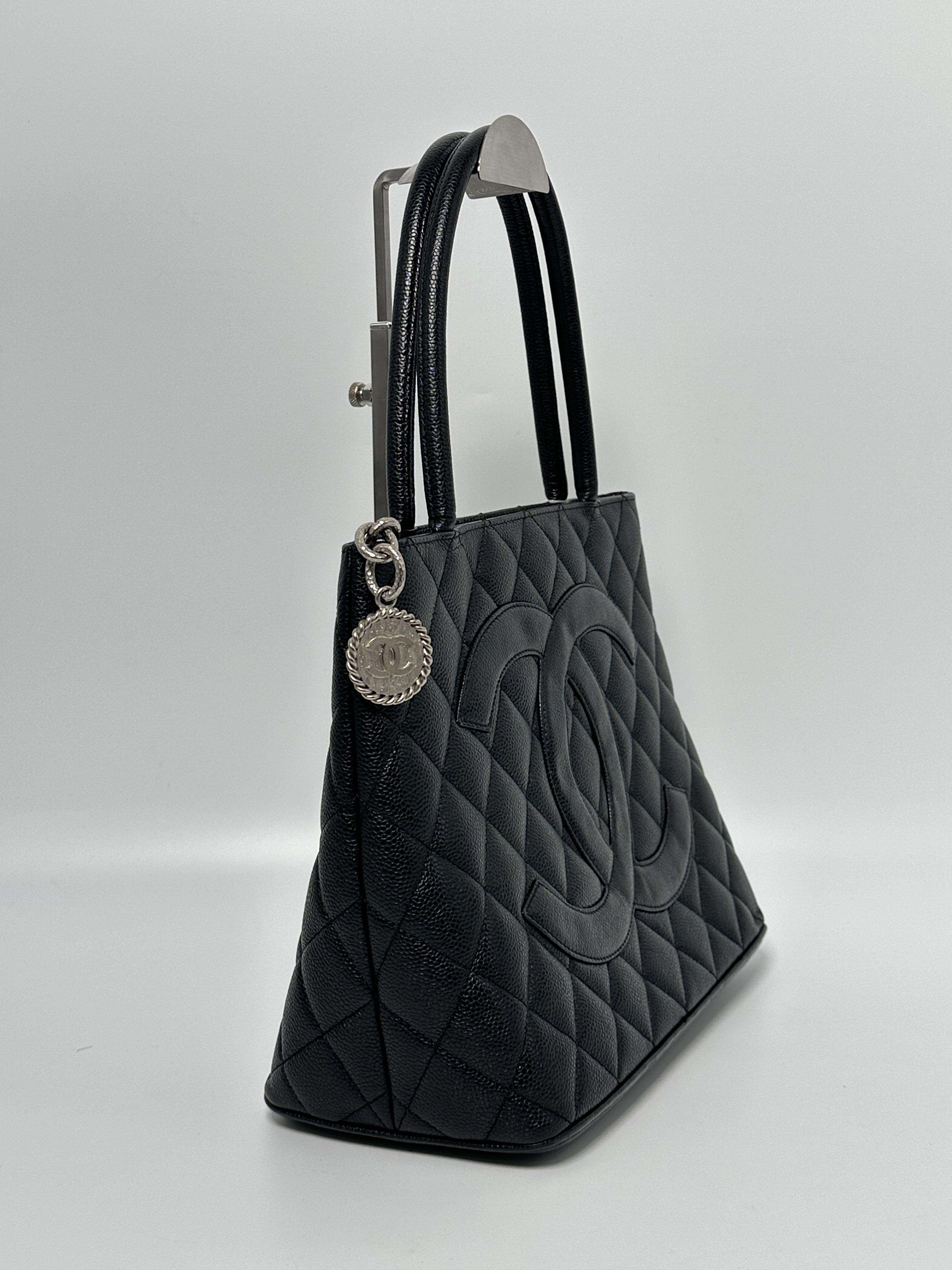 Pre-owned CHANEL LEATHER Tote Bags Black Quilted CC Medallion Tote Shoulder Bag FJ009CC