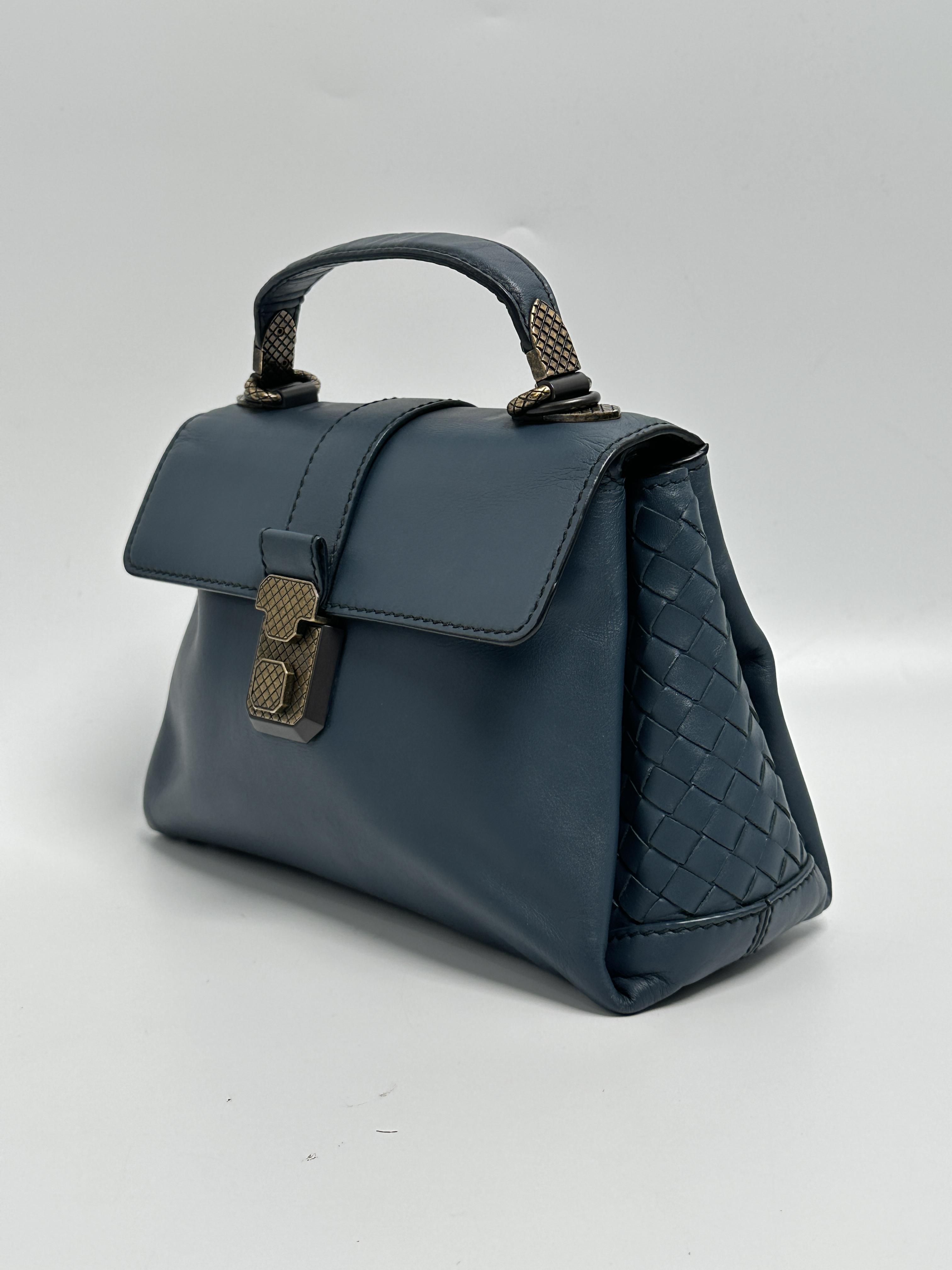 Pre-owned BOTTEGA VENETA leather Crossbody bags Piazza Top Handle Crossbody Bag Blue Intrecciato ZS150BV