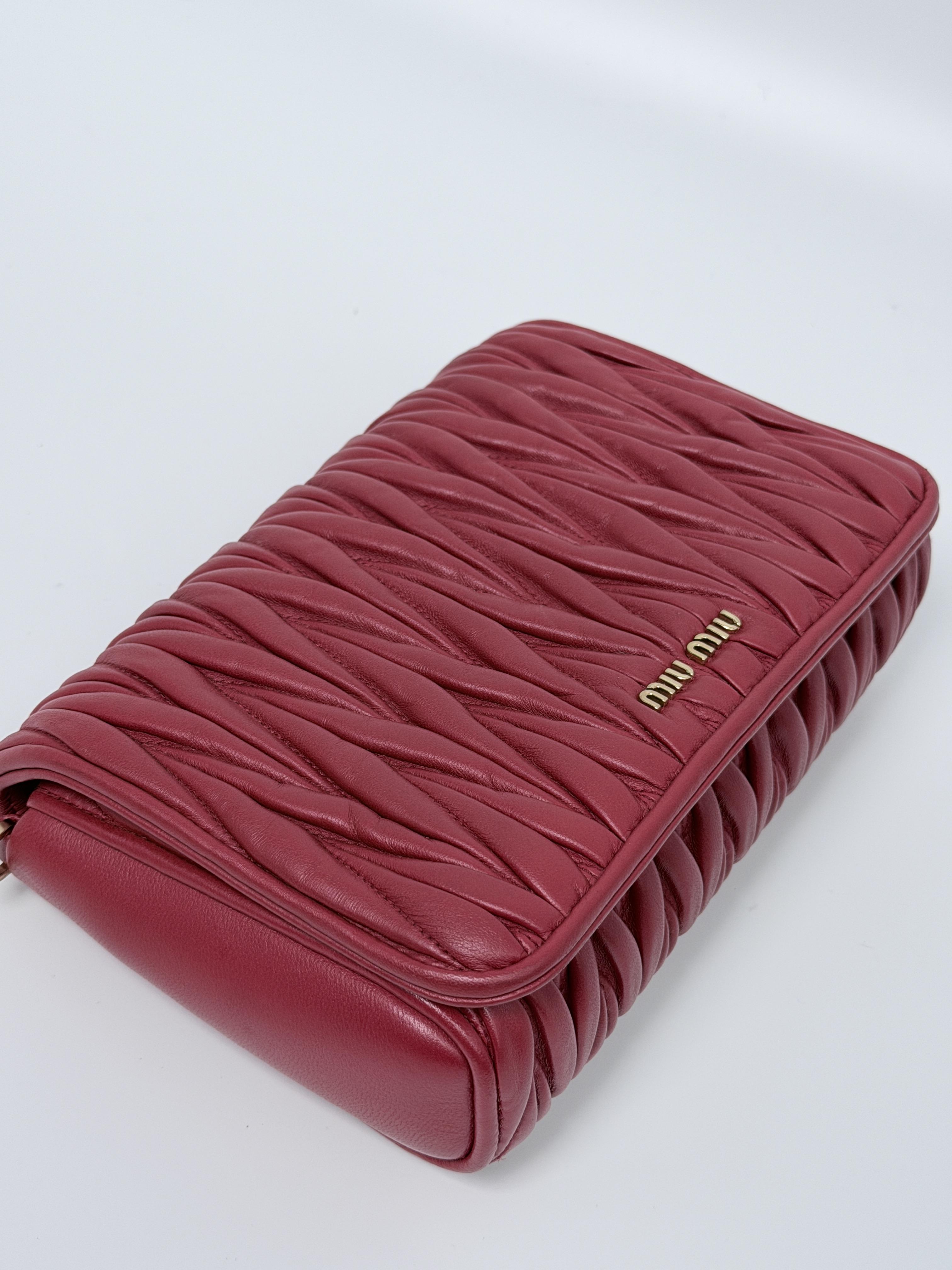 Pre-owned miumiu leather Crossbody Bags Miu Miu Matelassé Crossbody Shoulder Bag JD546MM