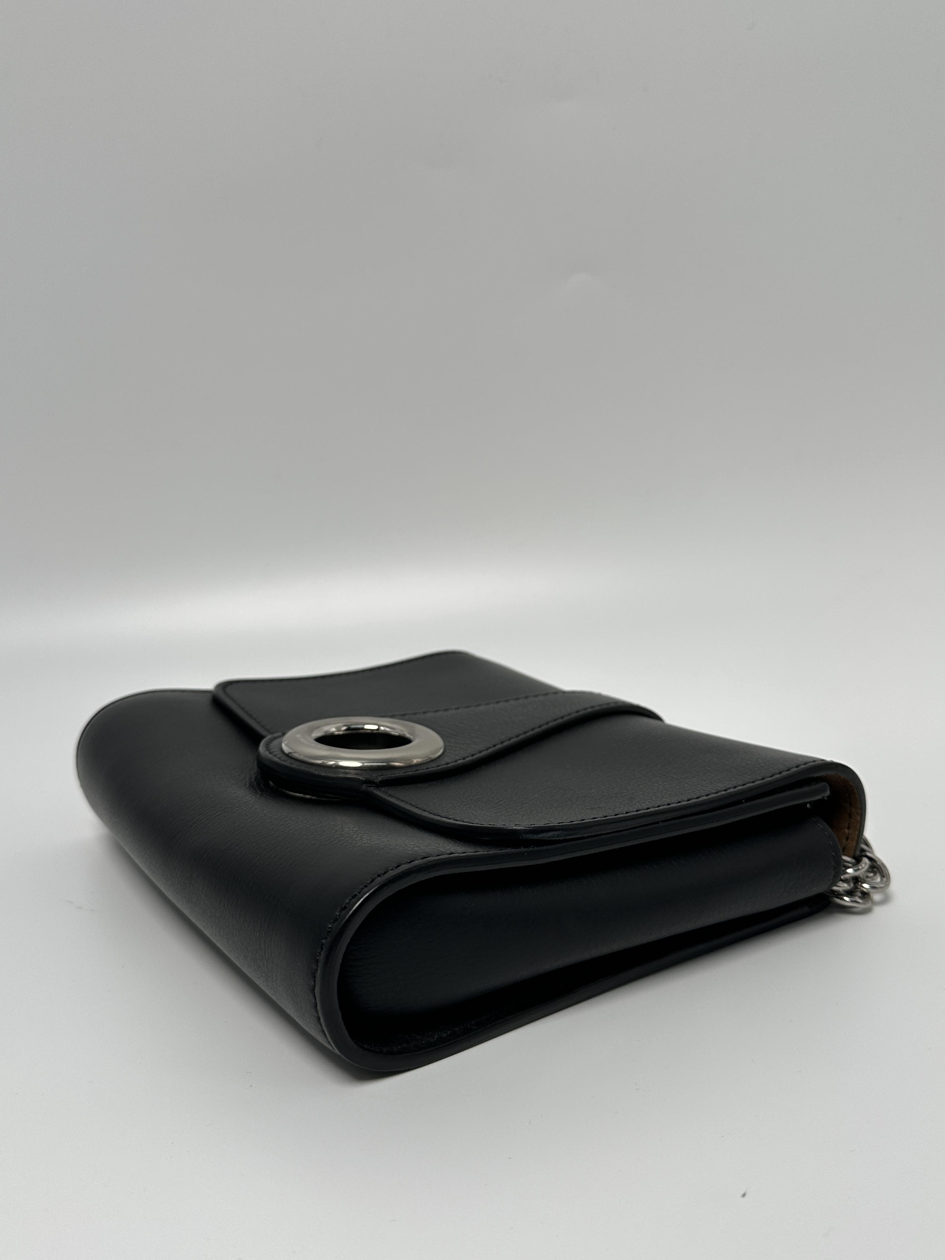 Pre-owned BURBERRY LEATHER Crossbody Bags Chain Crossbody Bag Black ZS004BR