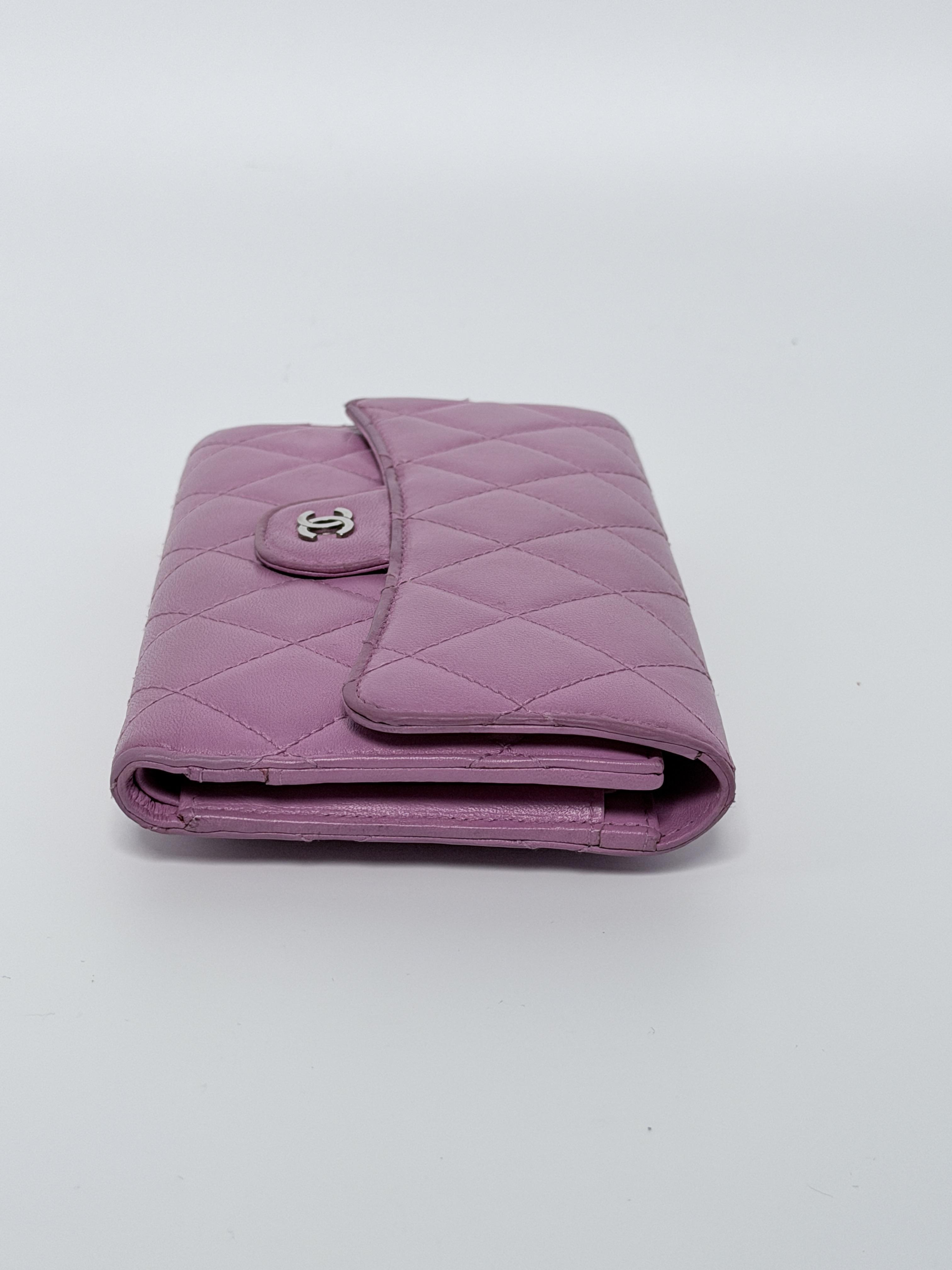 Matelassé Classic Long Bifold in Purple Lambskin CC8JX