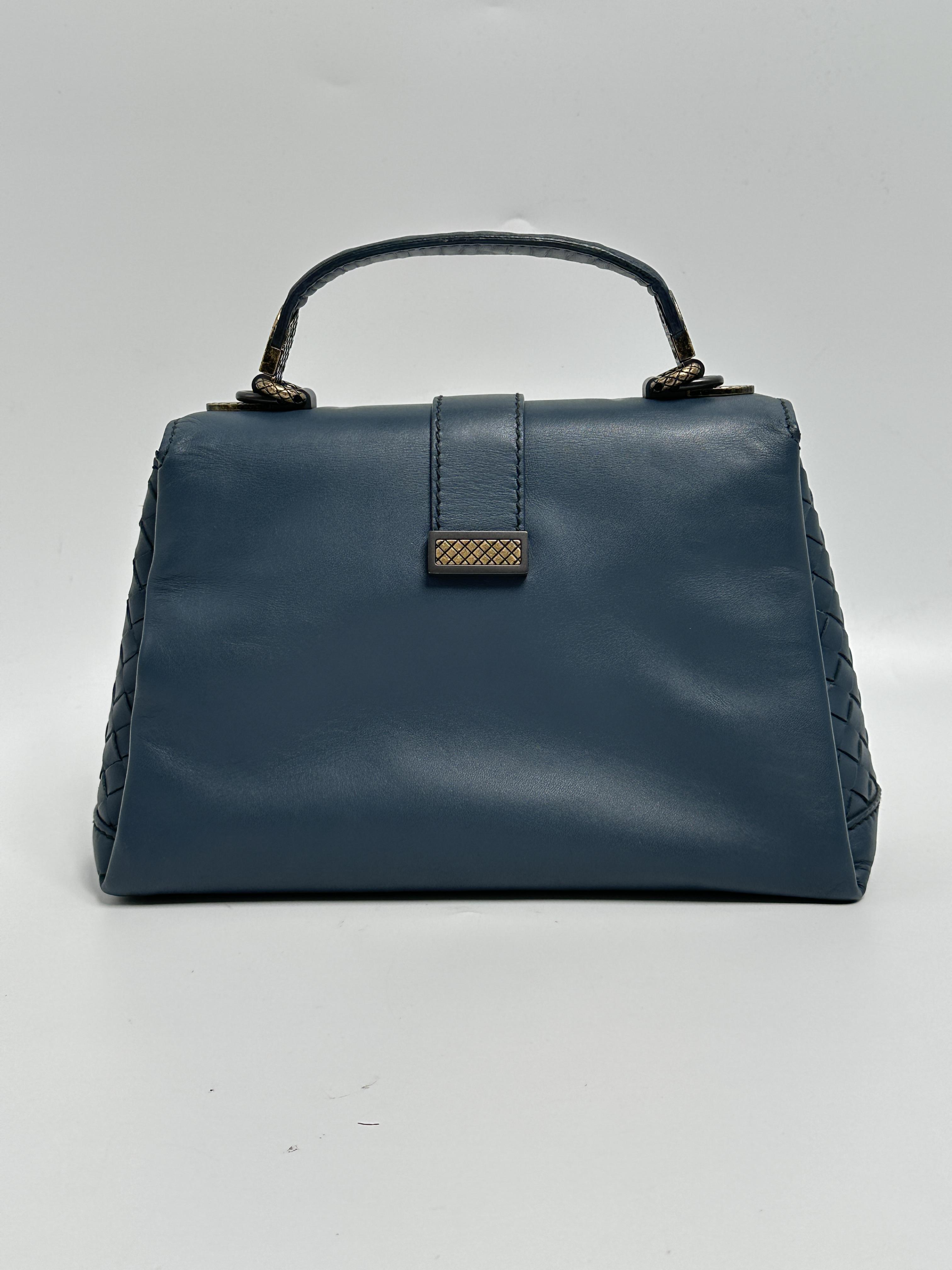 Pre-owned BOTTEGA VENETA leather Crossbody bags Piazza Top Handle Crossbody Bag Blue Intrecciato ZS150BV