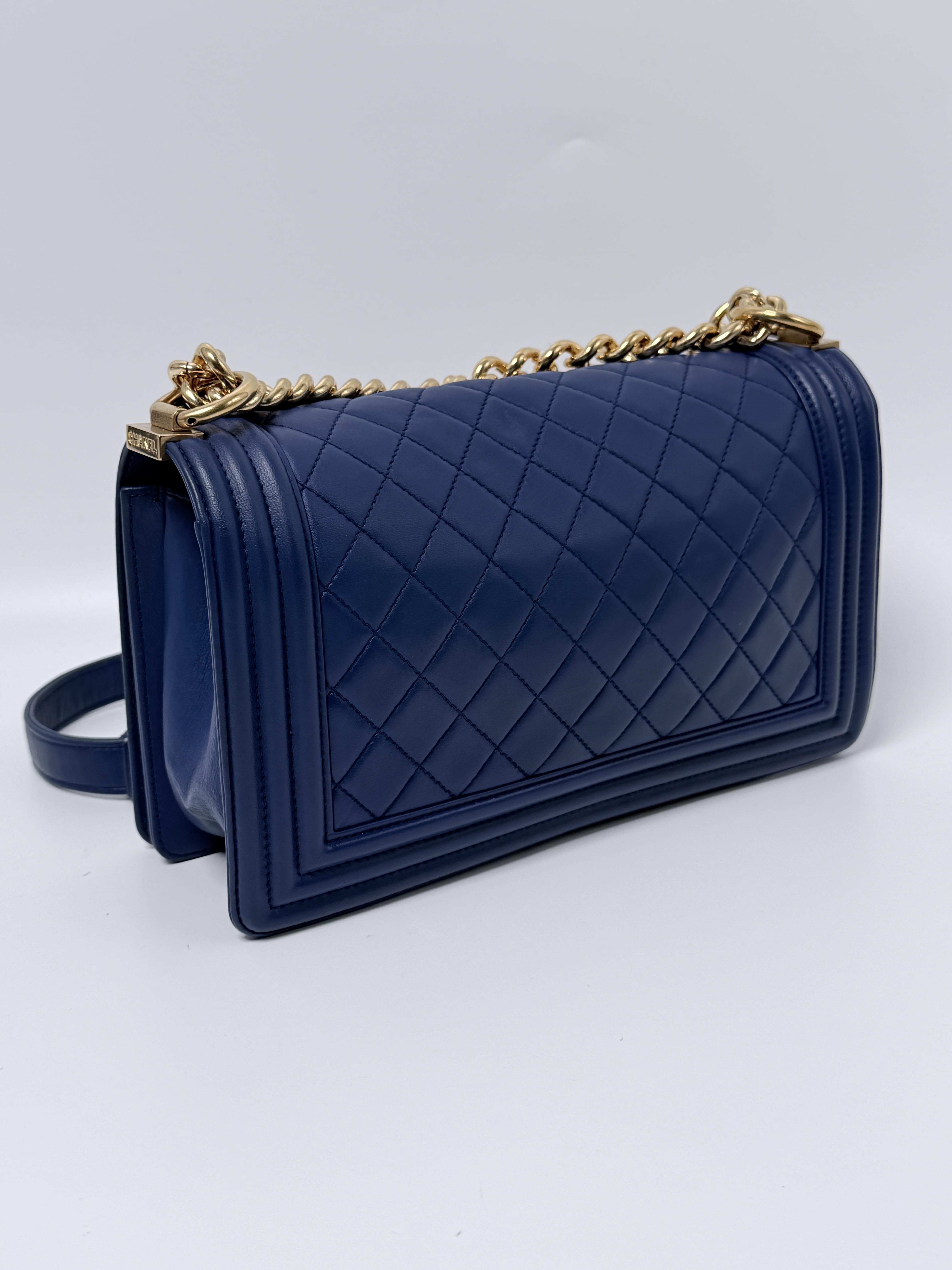 Pre-owned CHANEL leather Shoulder Bags Le Boy Medium Flap Shoulder Bag Navy Blue Lambskin ZS020CC