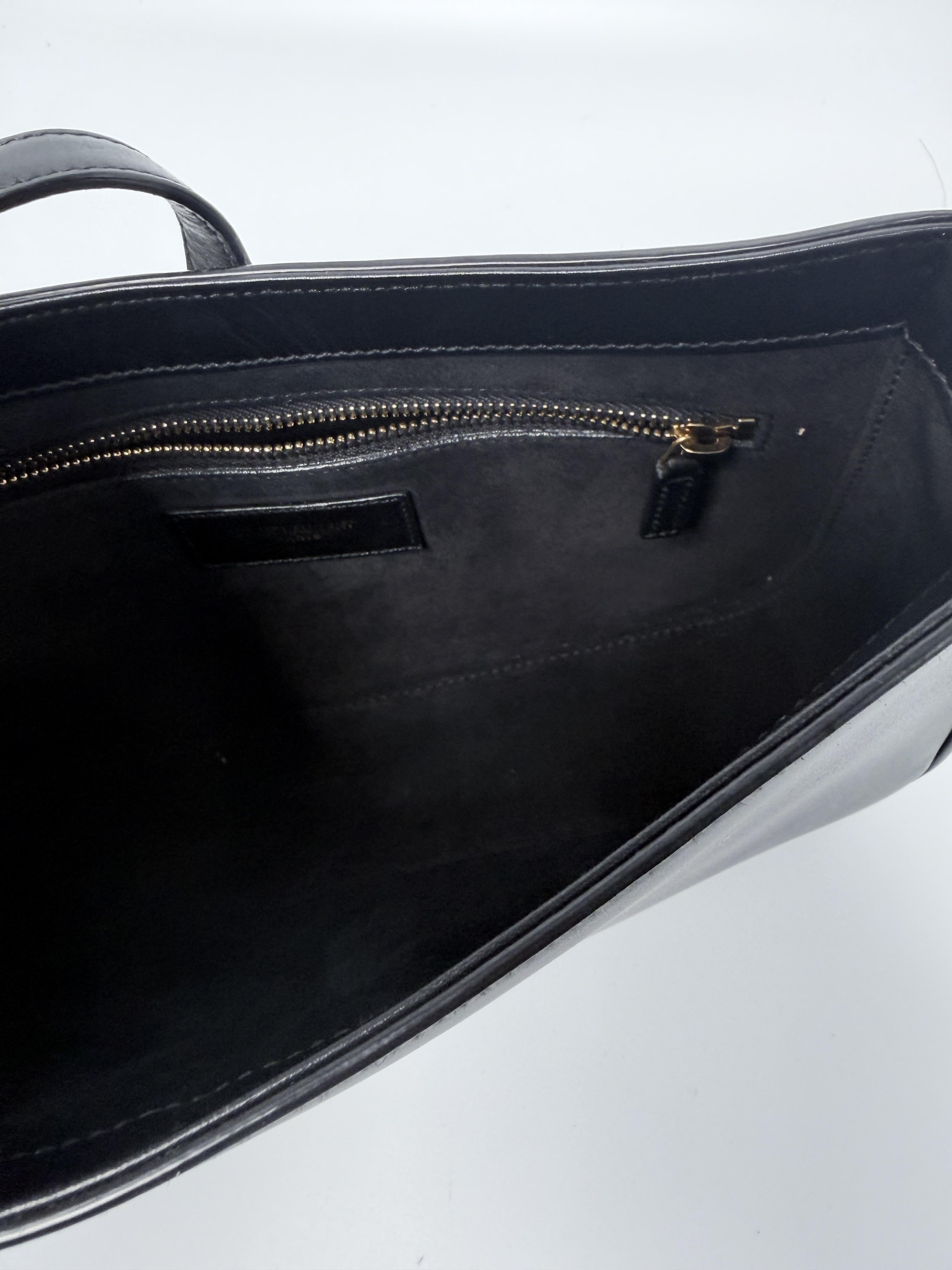 Pre-owned Yves Saint Laurent leather Shoulder Bags Saint Laurent Le 5 à 7 Smooth Hobo Bag Black Gold Hardware ZS007YS
