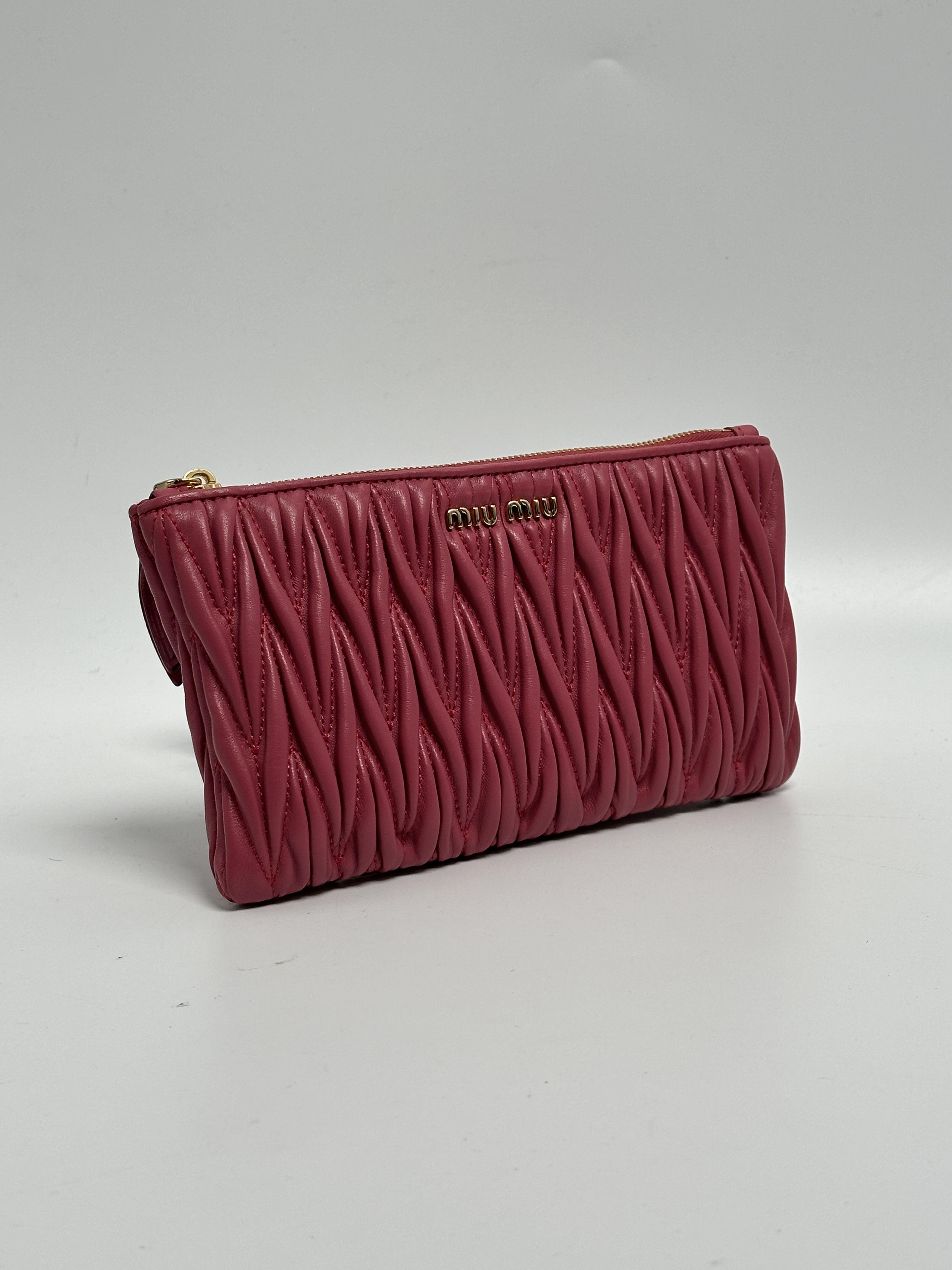 Pre-owned miu miu leather Clutches & Wristlets Matelassé Zip Pouch Clutch Pink JD333MM