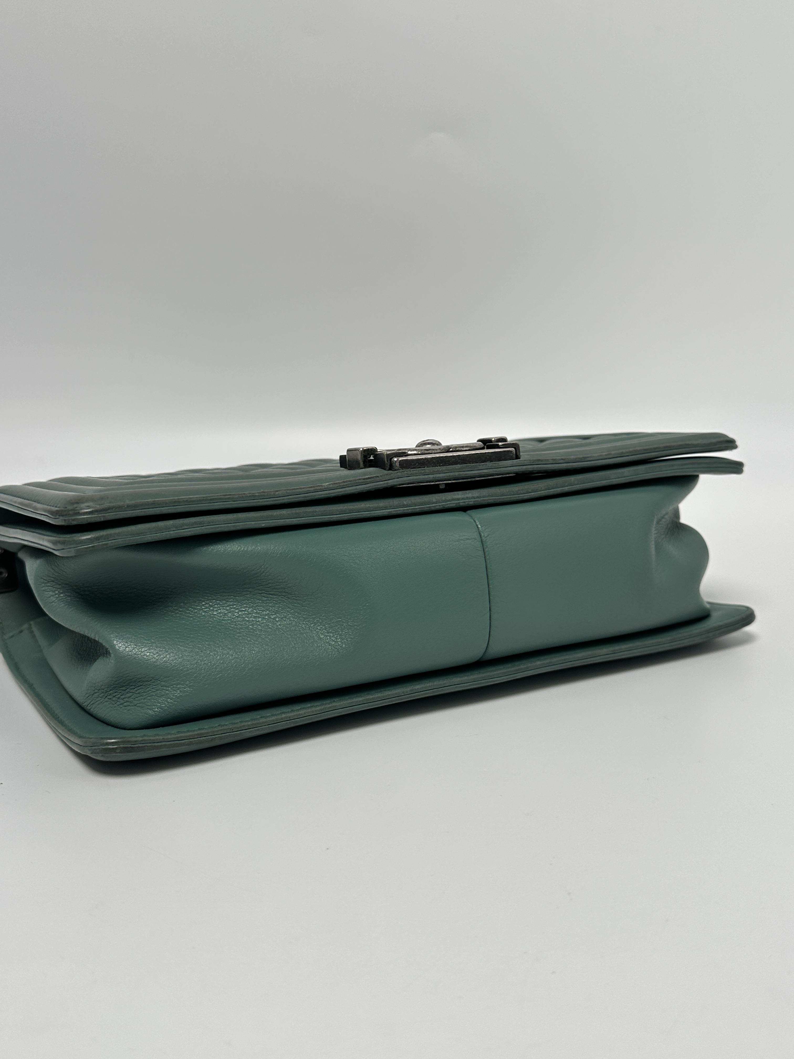 Pre-owned CHANEL LEATHER Shoulder Bags Boy Quilted Green Flap Shoulder Bag ZS057CC