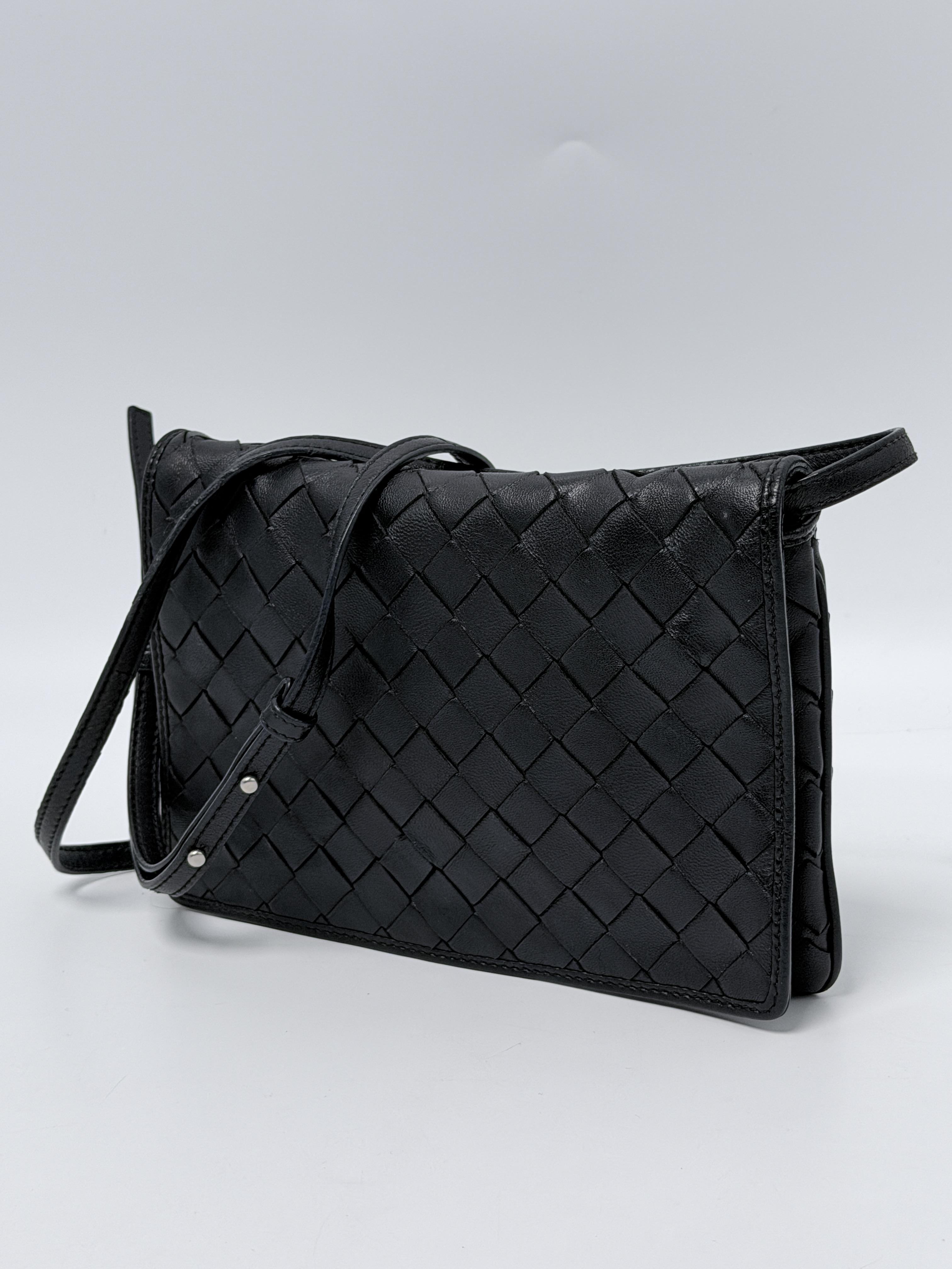 Pre-owned BOTTEGA VENETA Leather Clutches and wristlets Intrecciato Flap Crossbody Bag Black Woven Clutch XU002BV