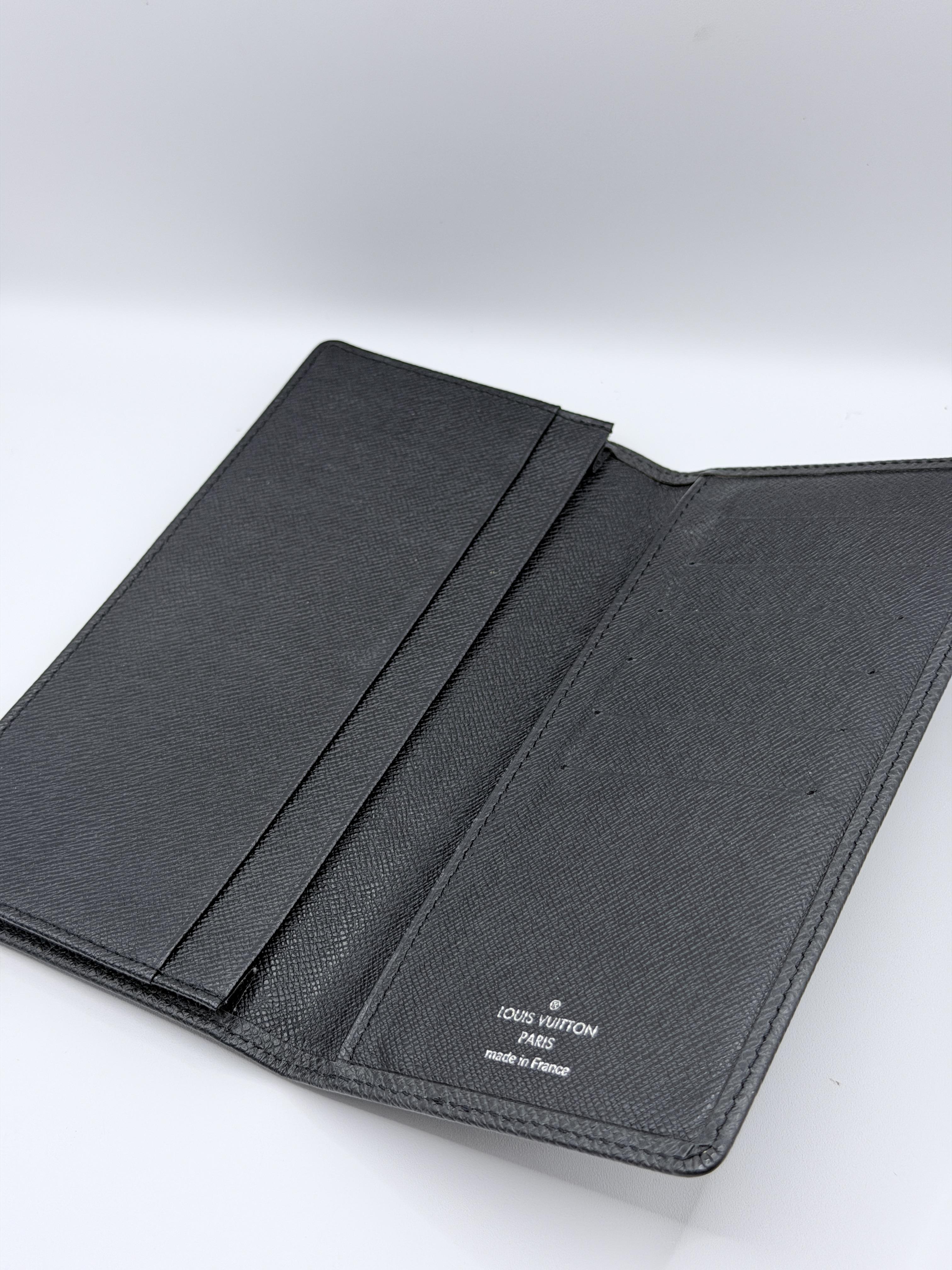 Pre-owned Louis Vuitton Leather Clutches & Wristlets Black Taiga Brazza Continental Long Wallet JE586LV