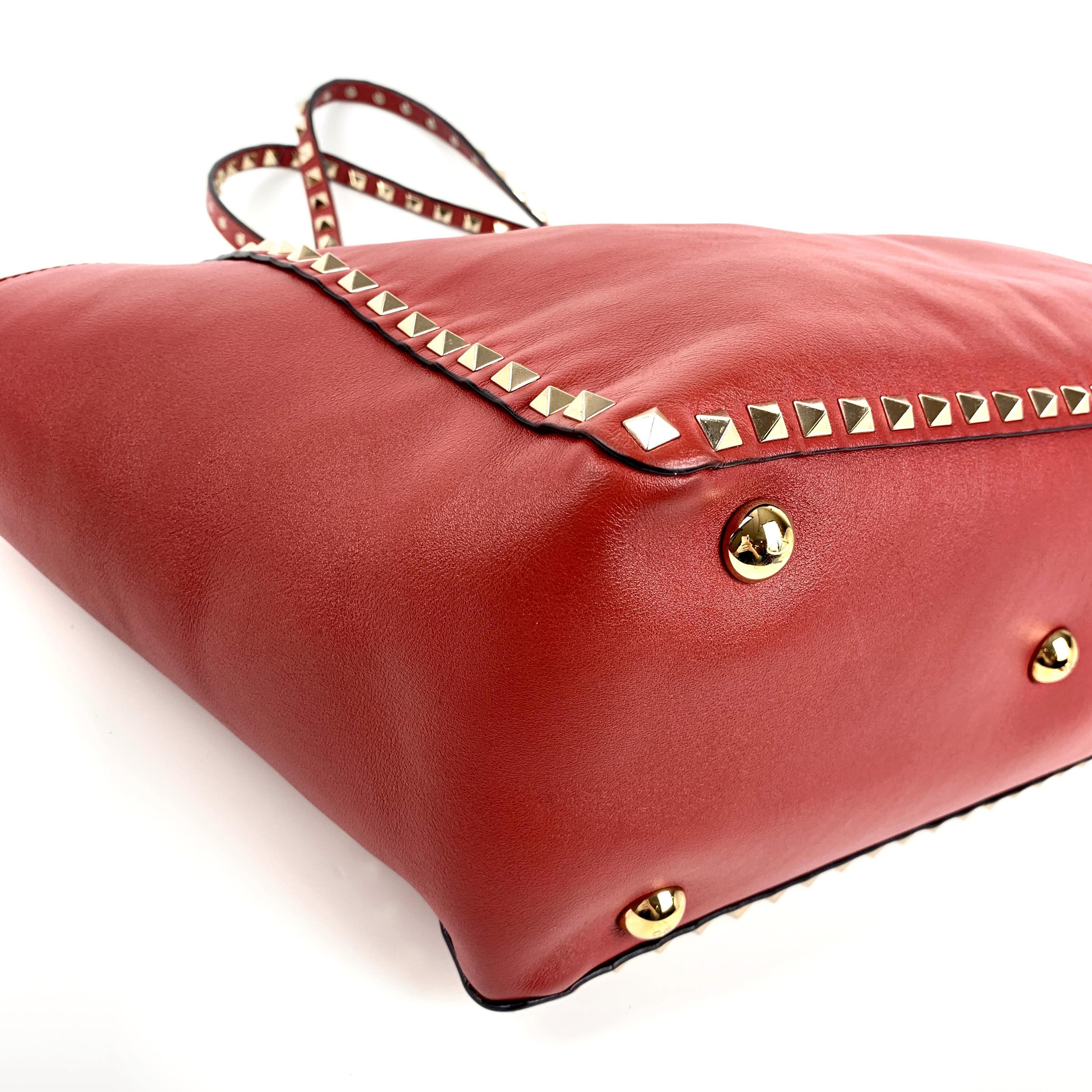 Valentino Garavani Rockstud Red Leather Shoulder Bag，SH104