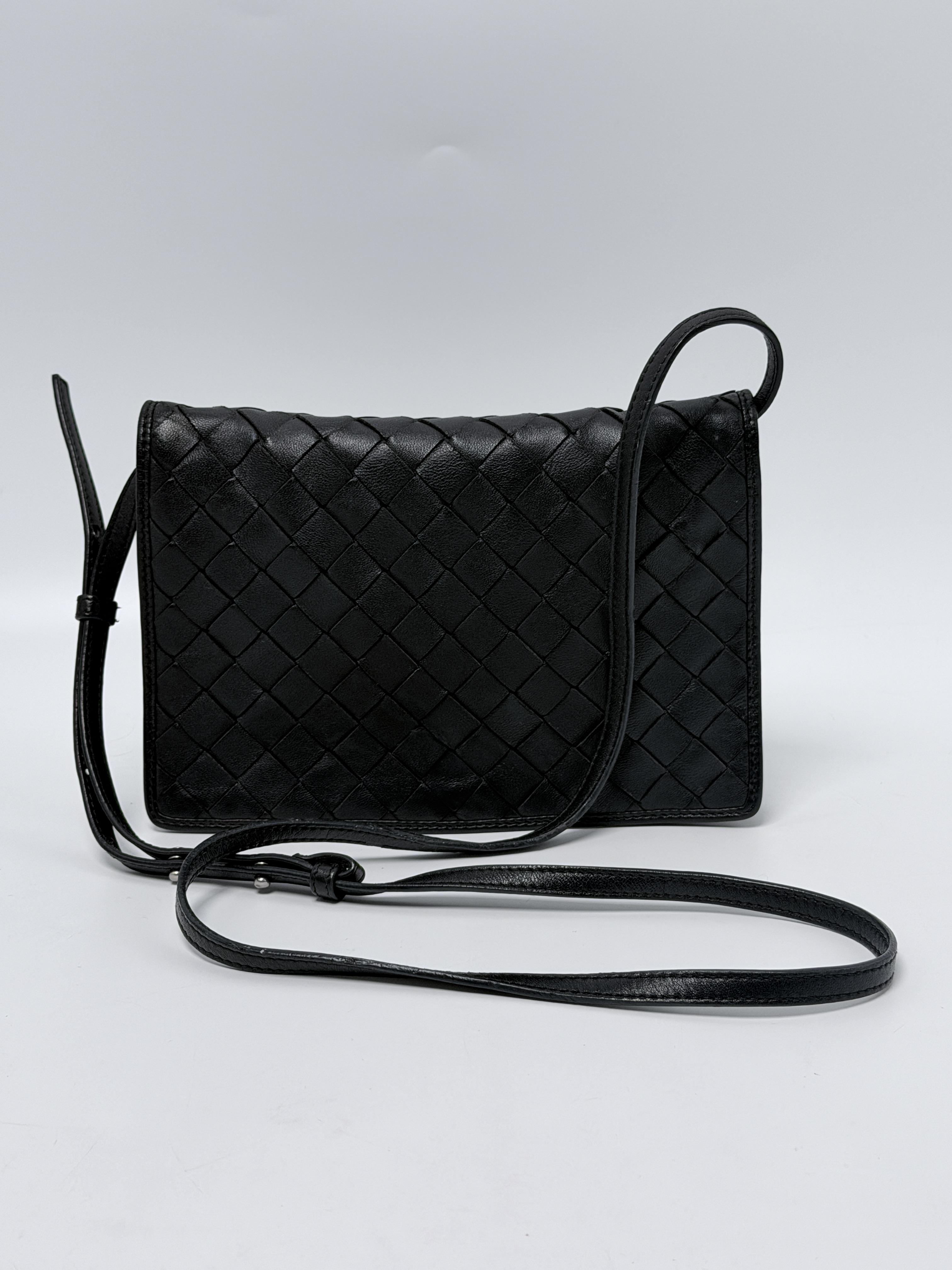 Pre-owned BOTTEGA VENETA Leather Clutches and wristlets Intrecciato Flap Crossbody Bag Black Woven Clutch XU002BV