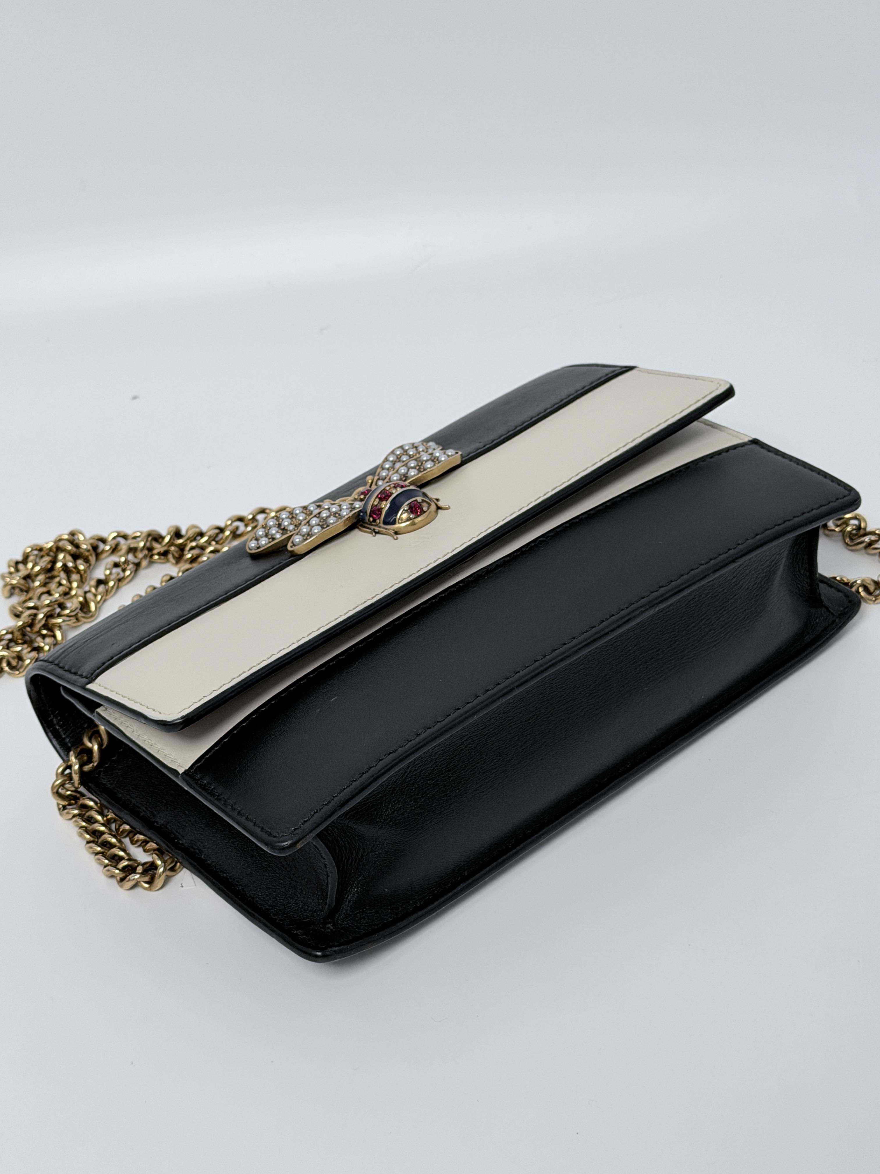 Pre-owned GUCCI leather Crossbody Bags Black and Ivory Bee Chain Wallet JD844GG