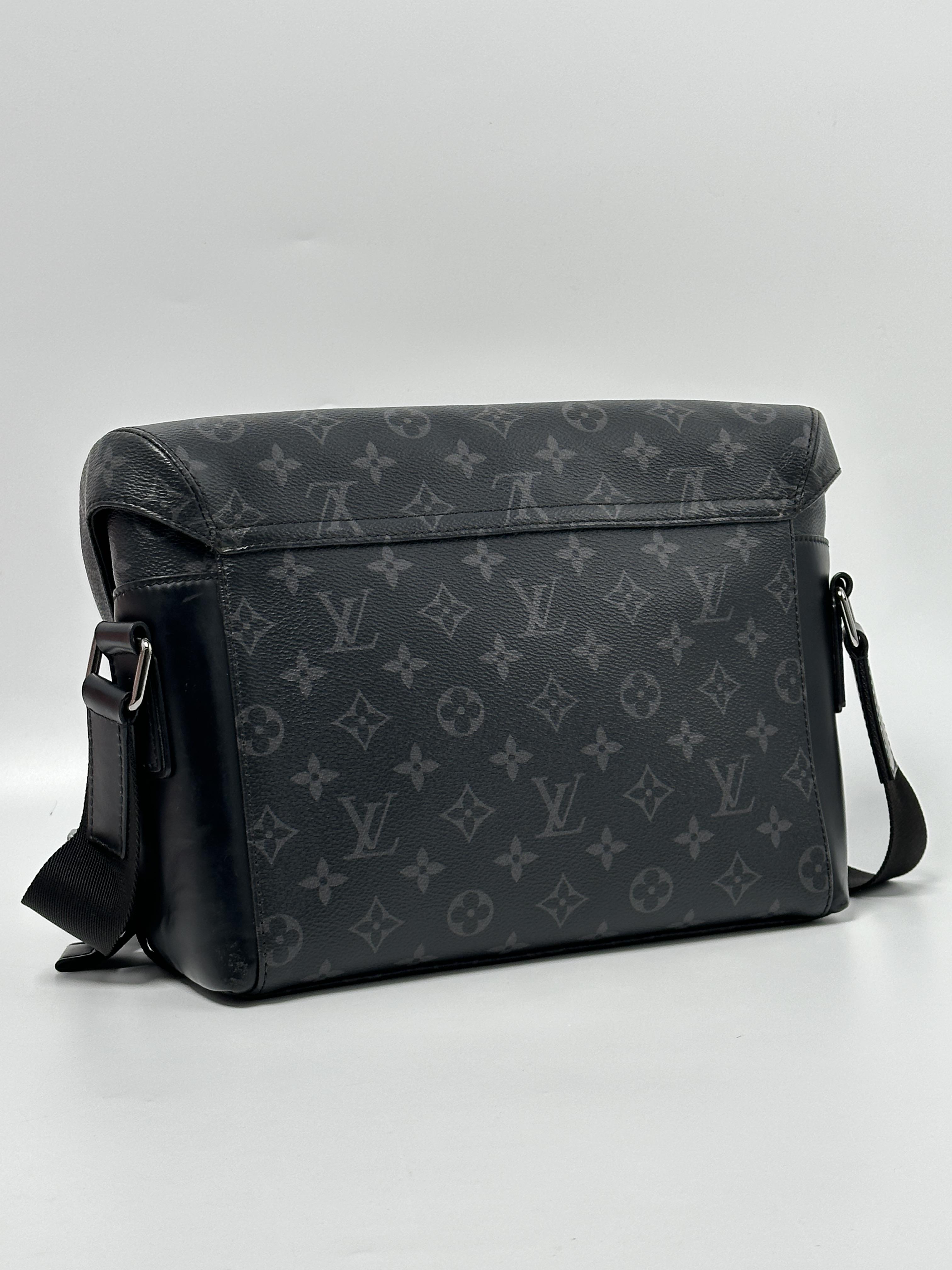 Pre-owned Louis Vuitton canvas Messenger Bags Messenger Voyager Bag JD885LV