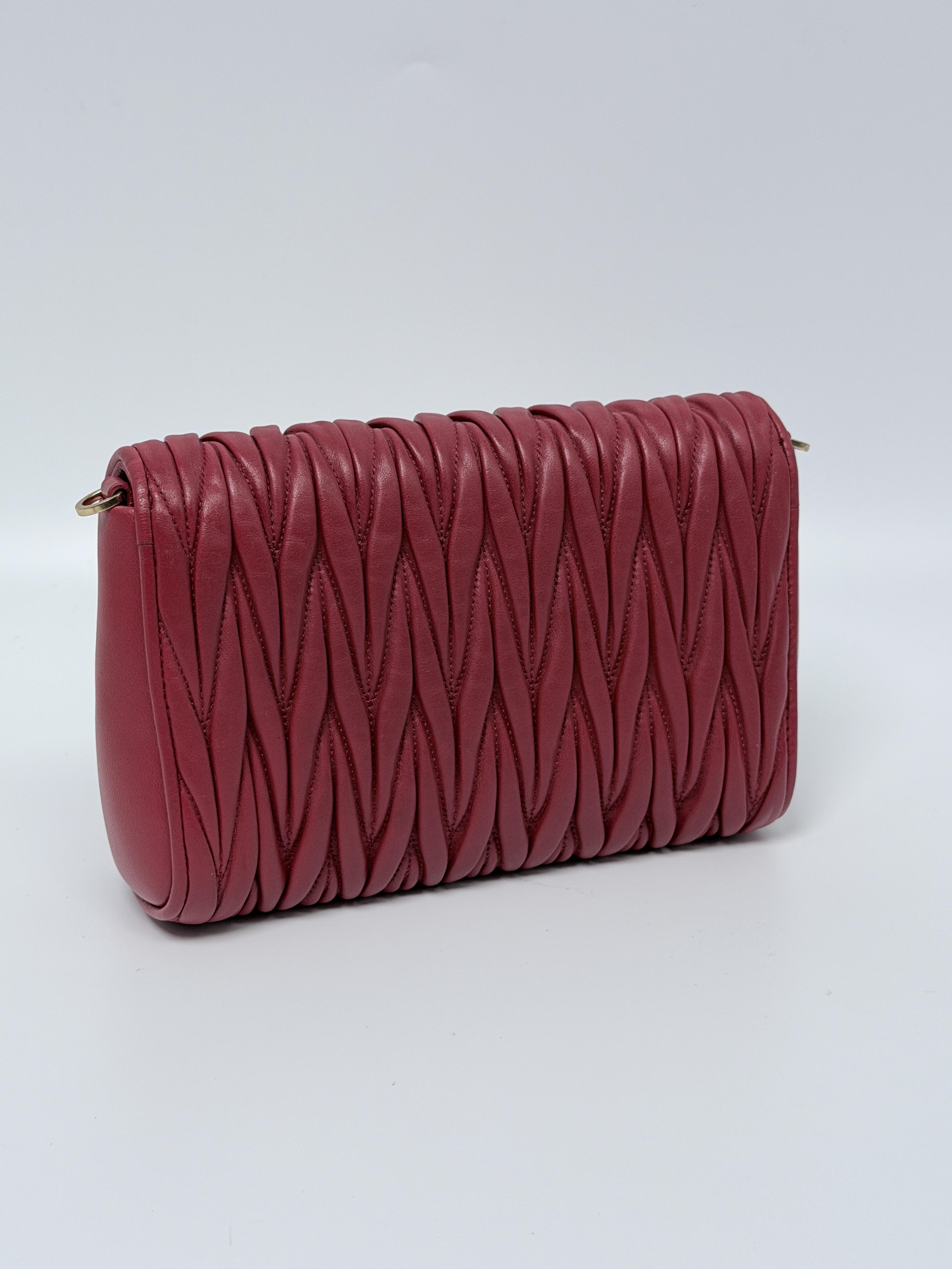 Pre-owned miumiu leather Crossbody Bags Miu Miu Matelassé Crossbody Shoulder Bag JD546MM