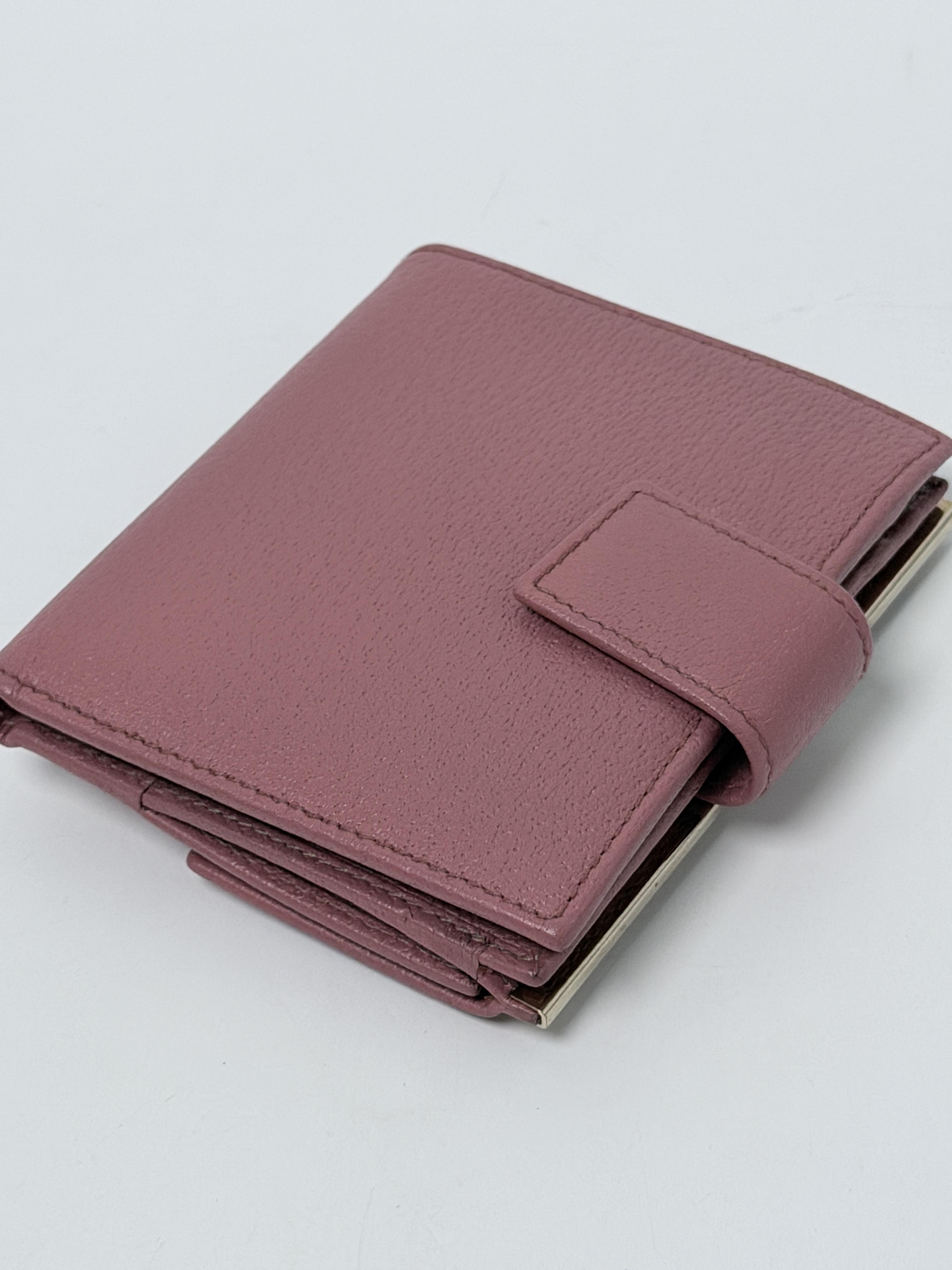 Script Logo Pink Grained Kiss Lock French Compact Wallet JD1100GG