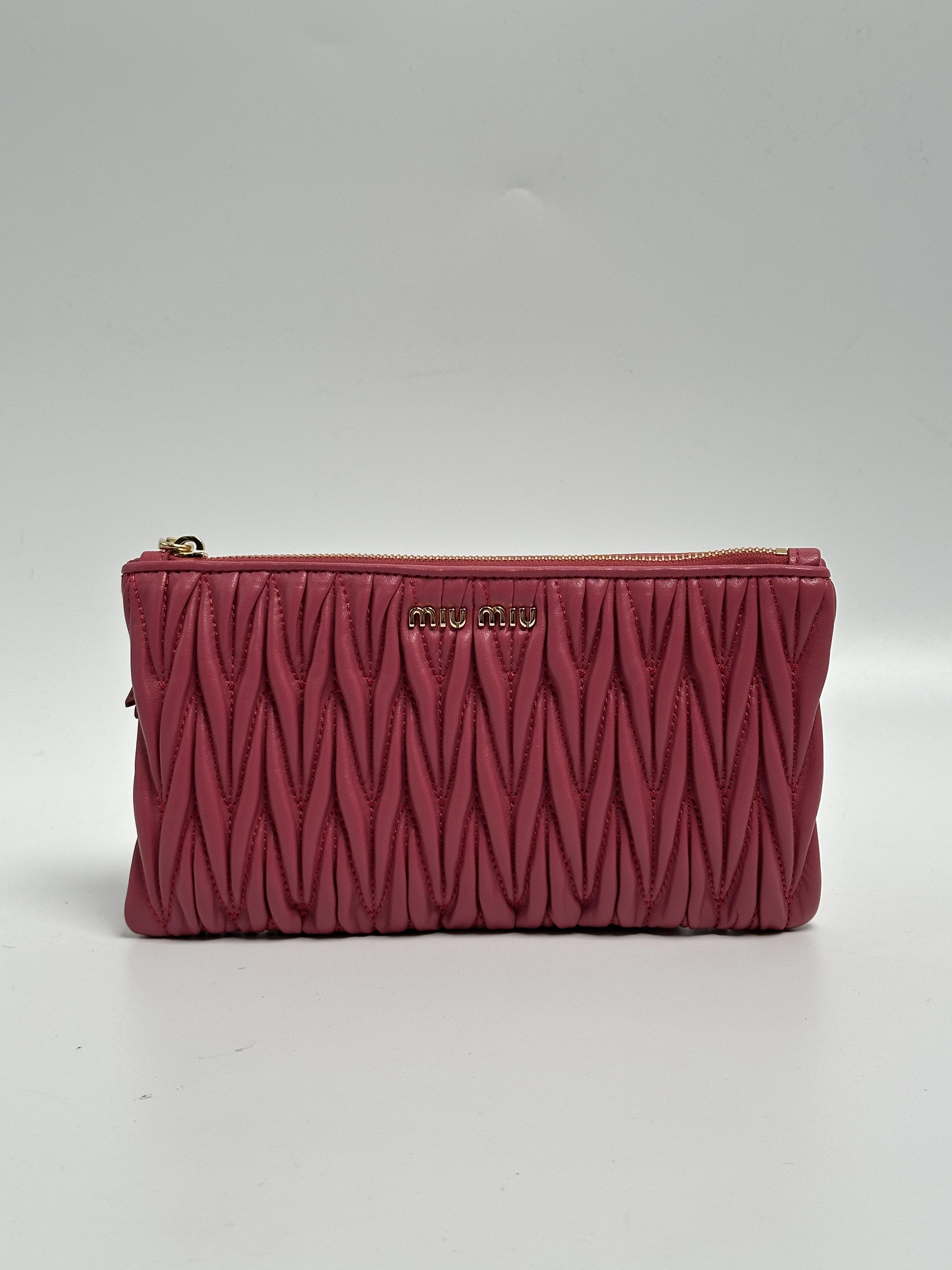 Pre-owned miu miu leather Clutches & Wristlets Matelassé Zip Pouch Clutch Pink JD333MM