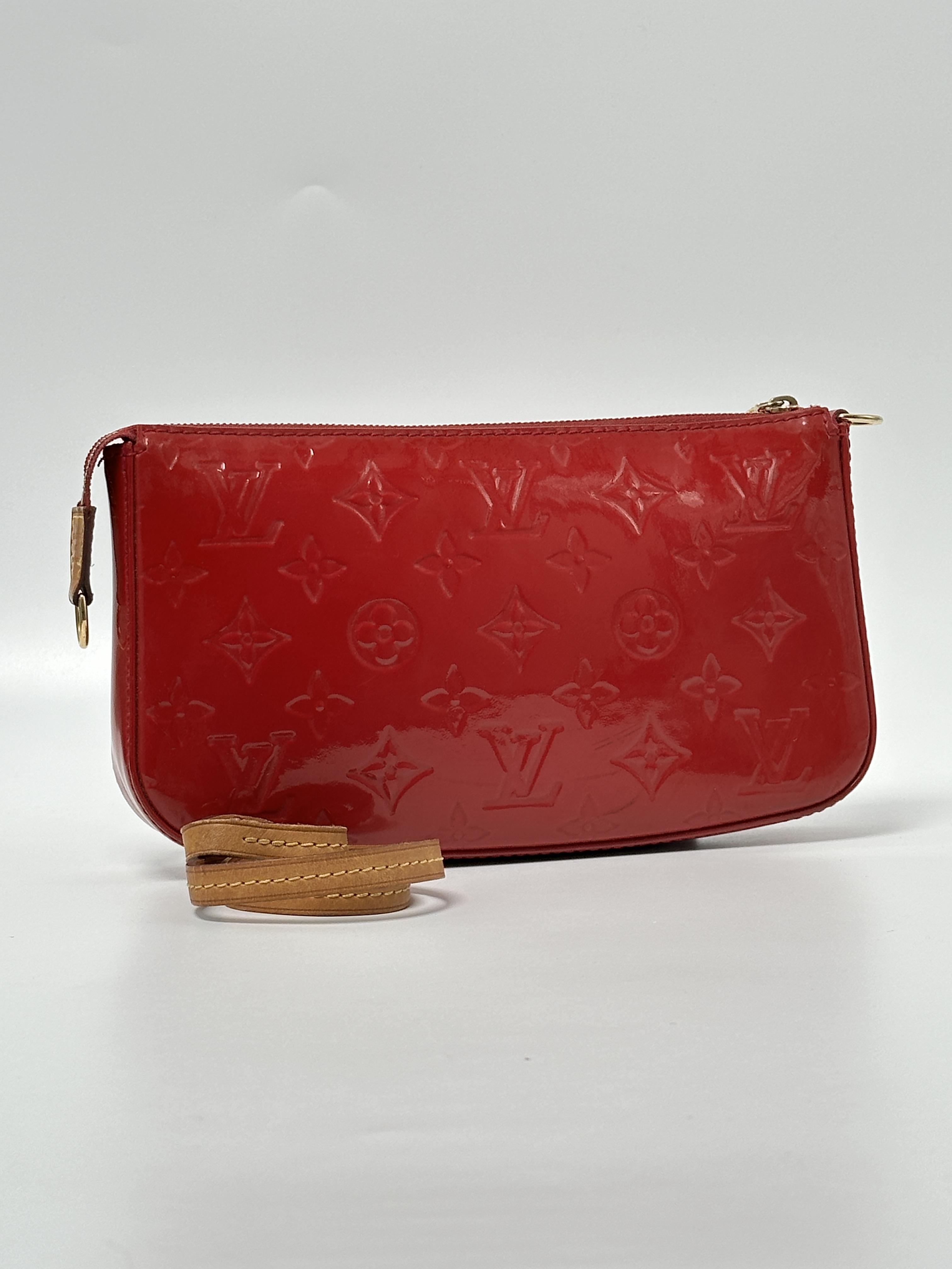 Pre-owned Louis Vuitton leather Shoulder Bags Pomme d’Amour Monogram Vernis Pochette Accessoires Shoulder Bag JD879LV