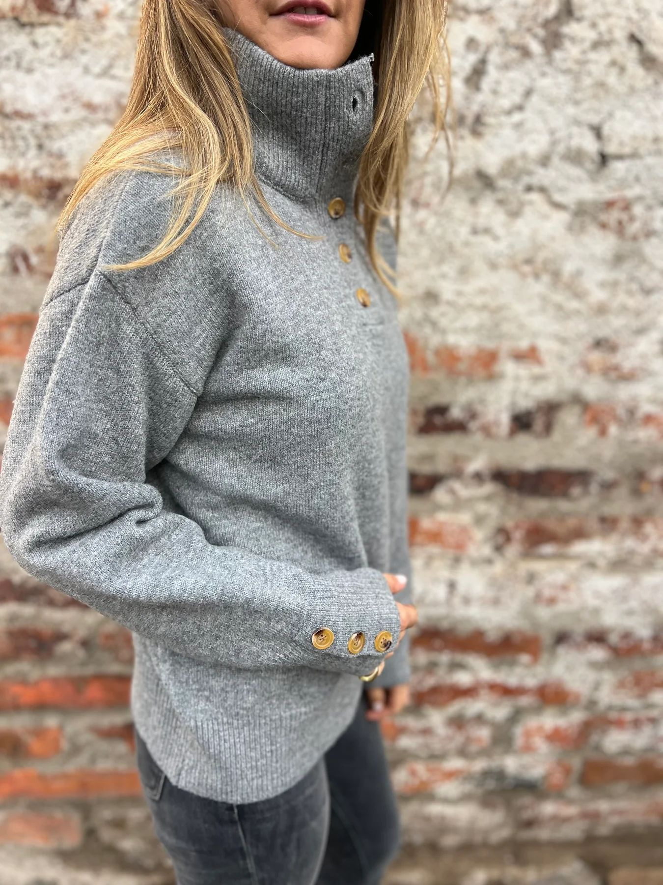 Soldes déstockage 2025 🔥 Sweat femme à col haut avec boutons design exclusif