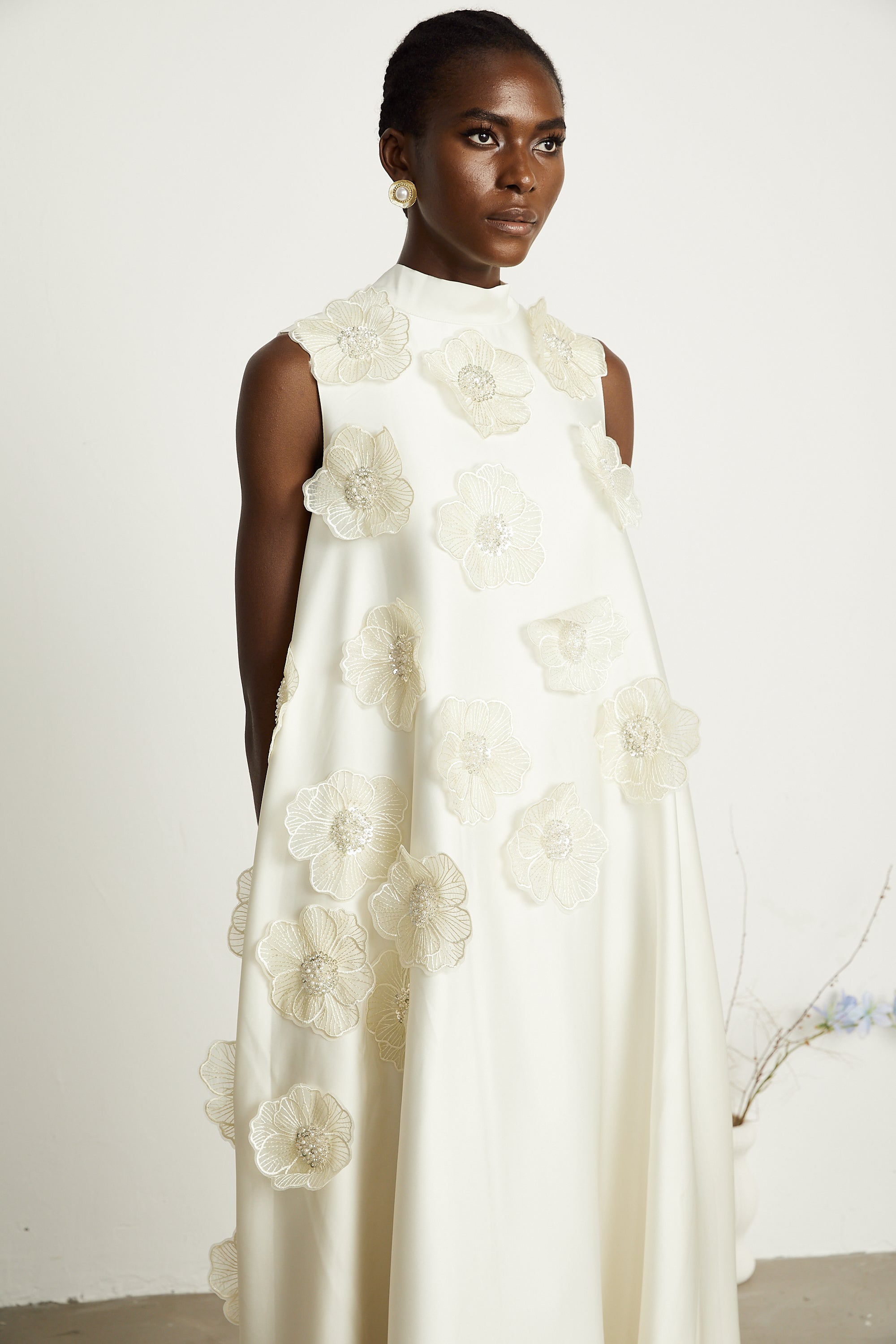 Émilie sleeveless floral-applique midi dress in White – Miss