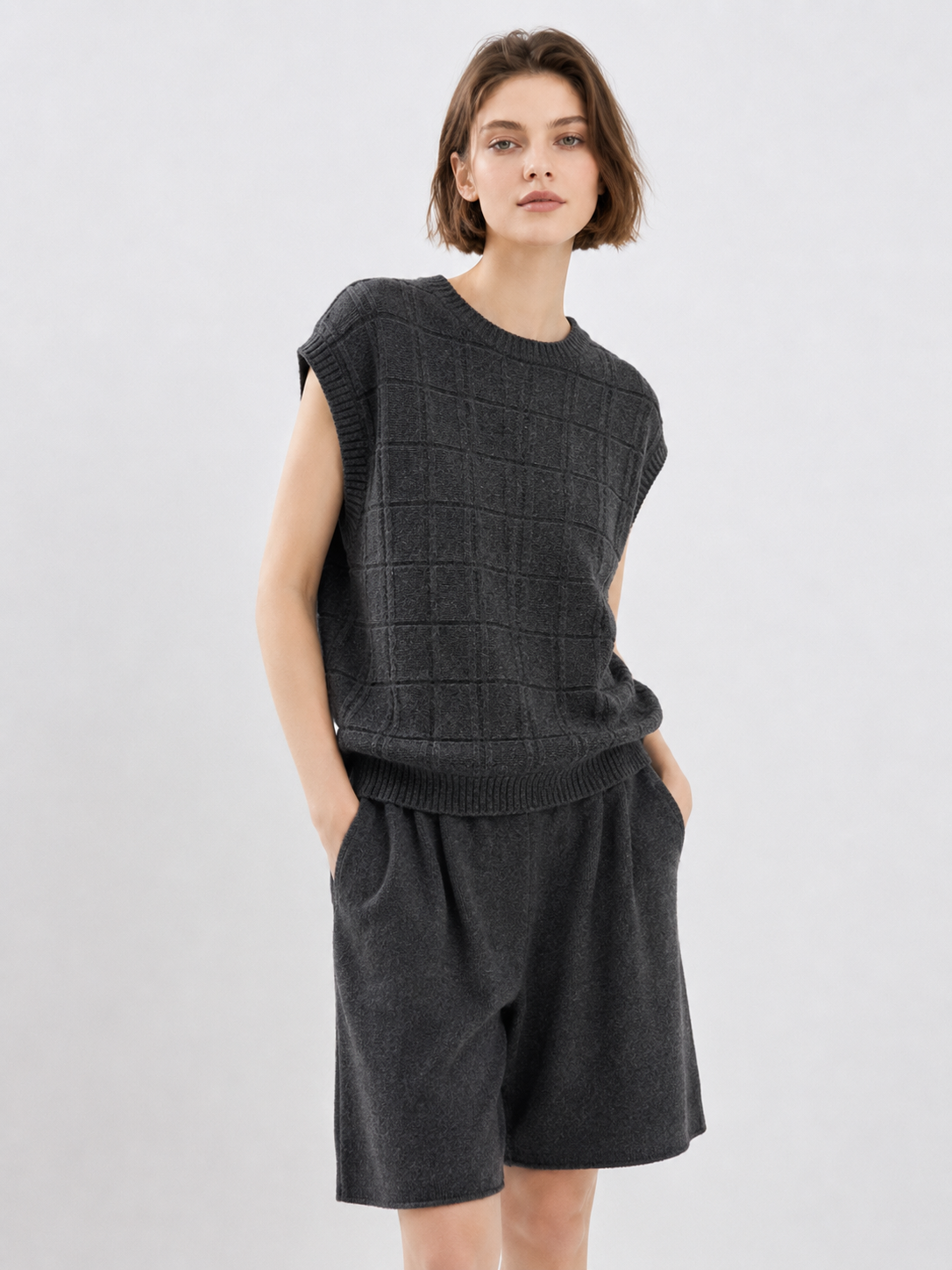 Women Plaid Knit Sweater Vest Crew Neck Sleeveless Loose Fit Pullover Top for Casual Minimalist Outfits